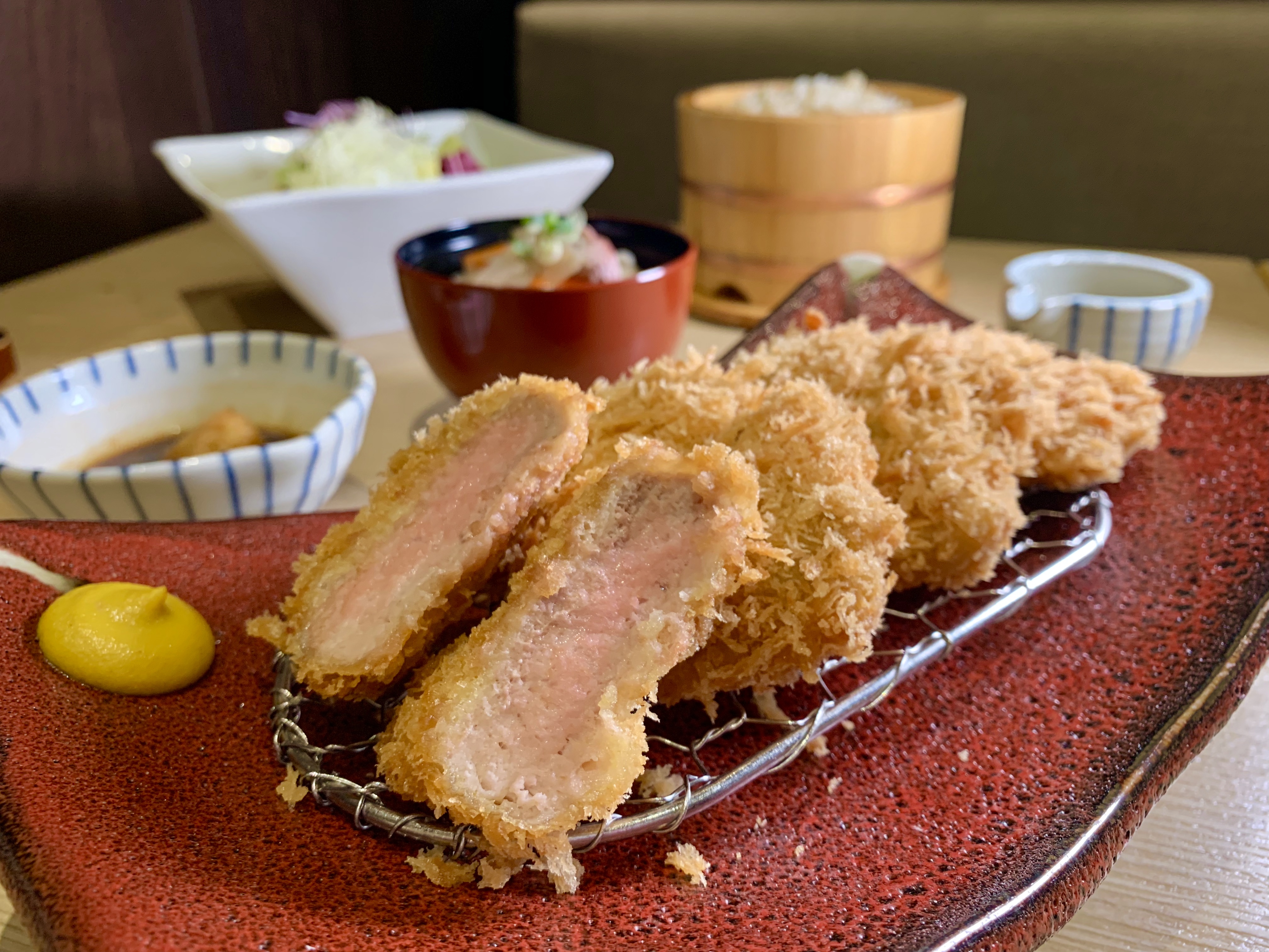 「靜岡勝政日式豬排」新推出限定料理「伊比利老饕酥炸豬排套餐」，滿足炸豬排控的胃。
