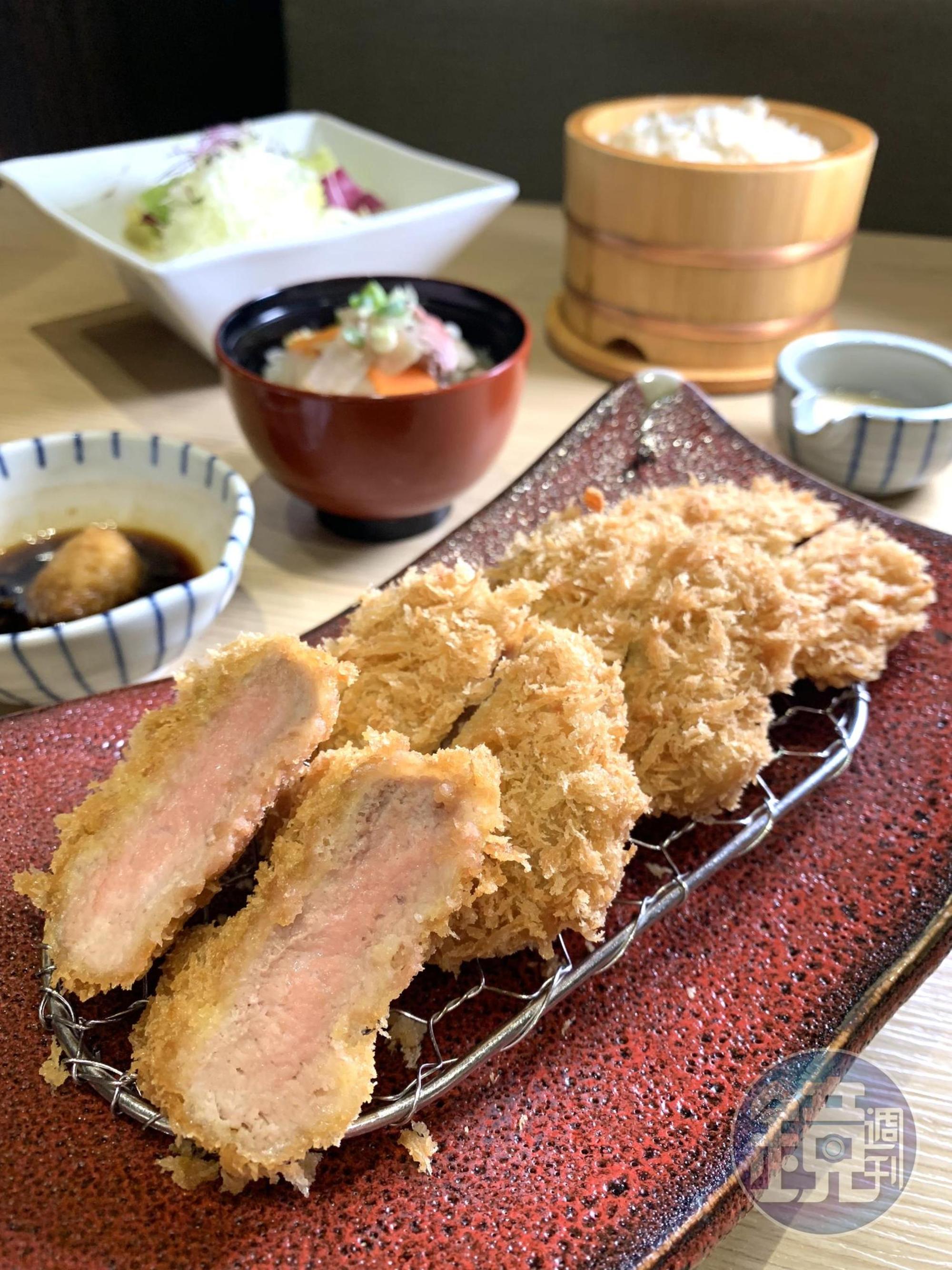 「伊比利老饕酥炸豬排套餐」上桌時,豬排剖面是呈粉紅色,肉質十分軟嫩,蘸果醋醬吃可以解油膩。(680元/份)
