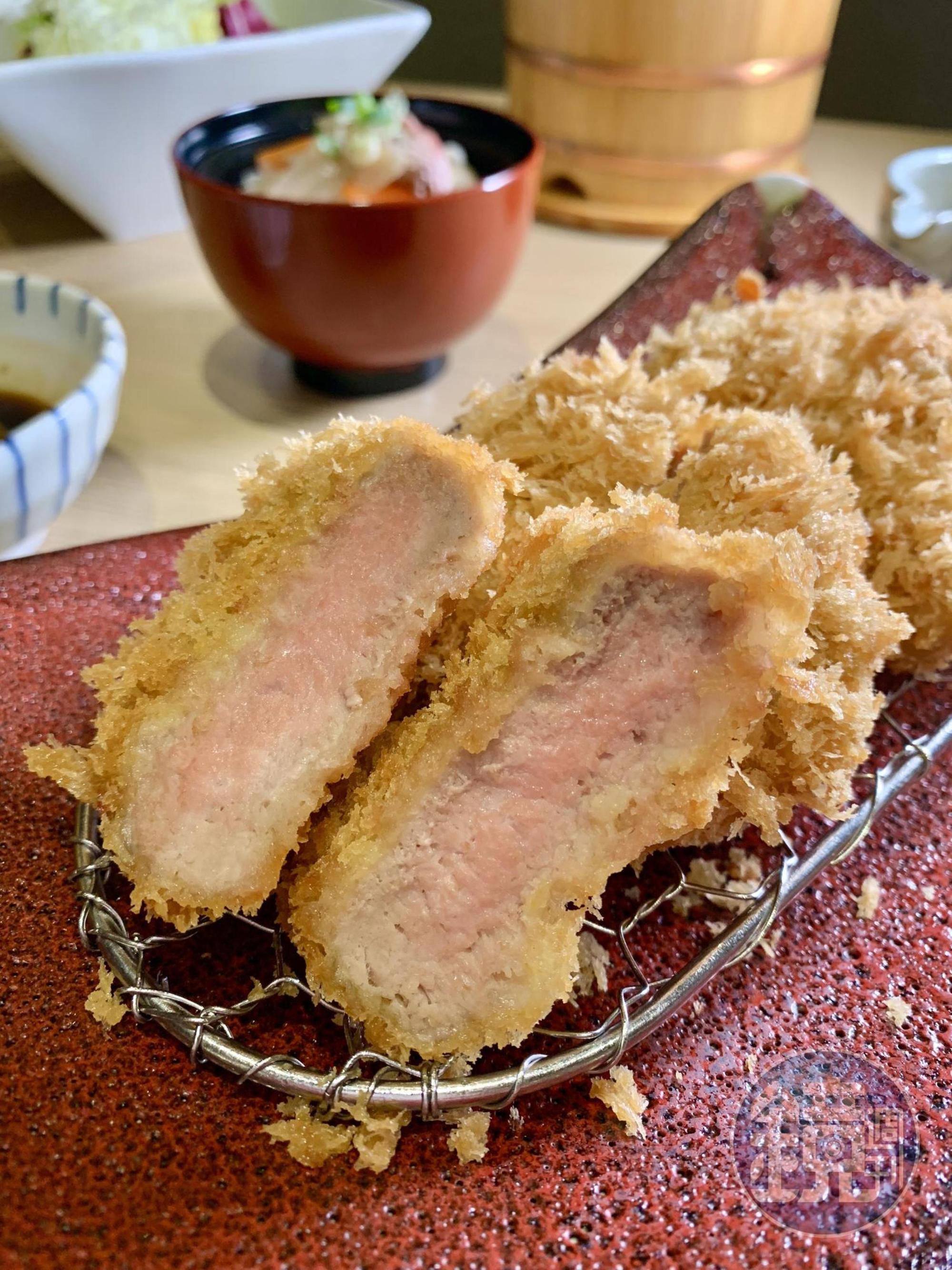 幾乎不用費什麼力就能咬斷豬排的肌理,牙口不好的長輩也能吃。