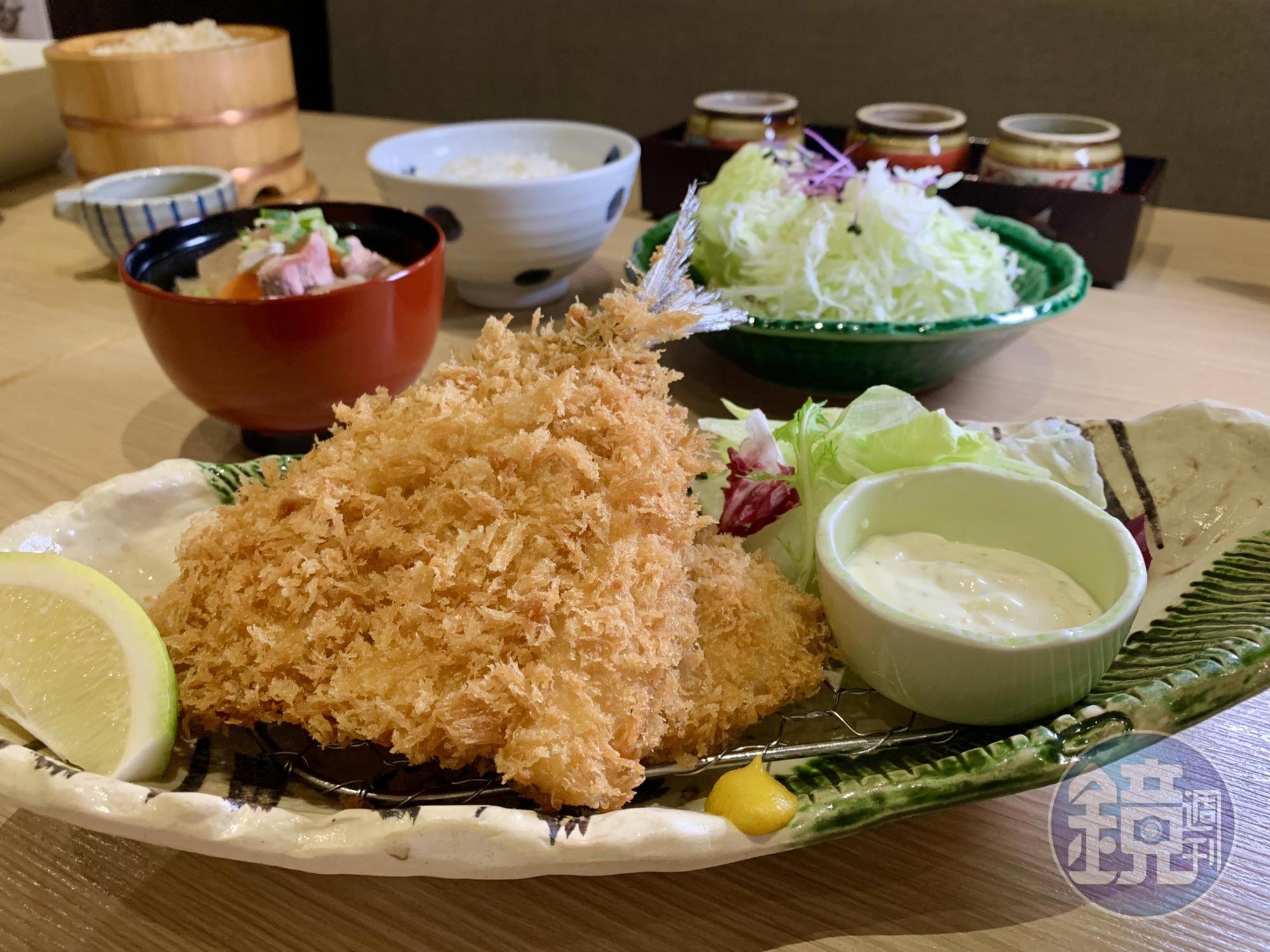 「竹莢魚腰內豬排套餐」魚肉鮮嫩味濃,蘸塔塔醬能變化味道,腰內豬排酥嫩不柴。(420元/份)