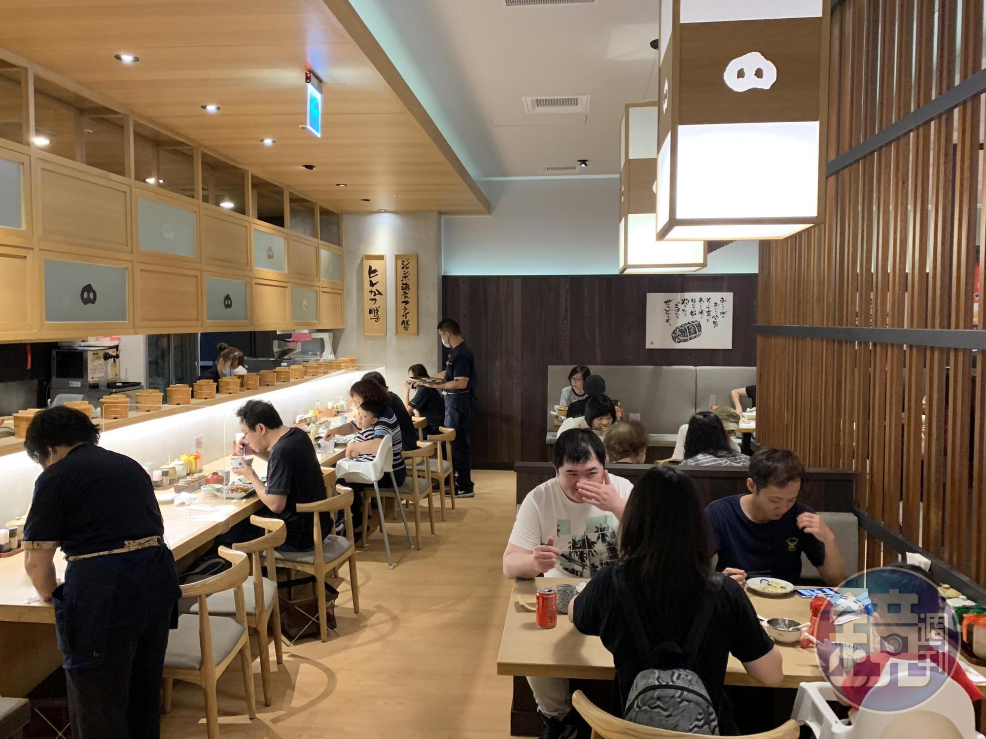 日籍設計師以大量木頭裝潢營造自然簡樸的用餐氛圍。