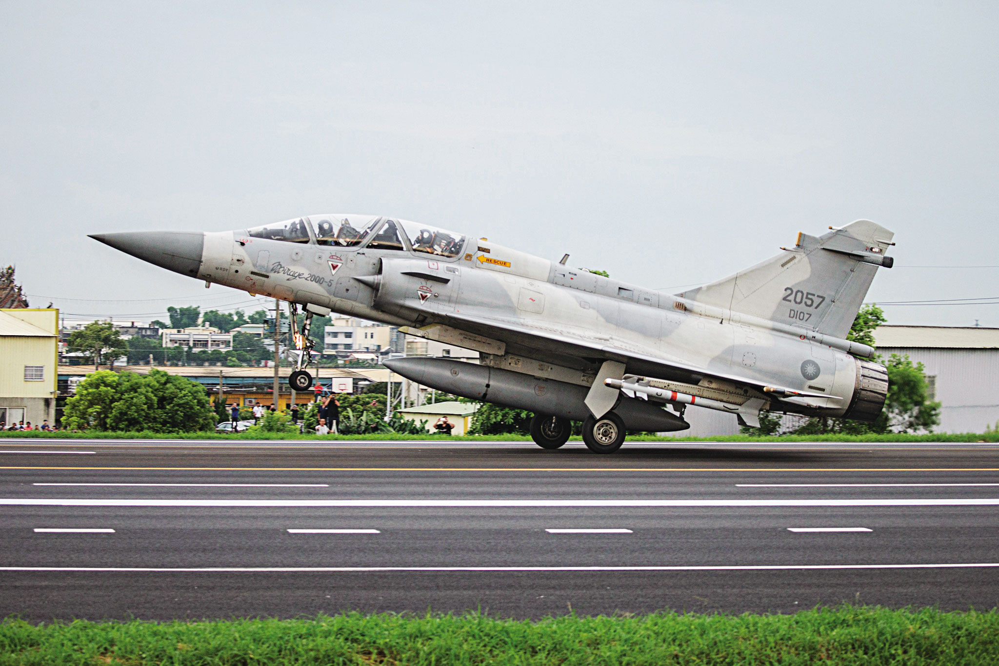 大陸揚言用百餘枚飛彈炸爛台灣跑道，癱瘓機場起降能力。但國軍始終不曾提及，要如何應付此種攻擊。（總統府提供）