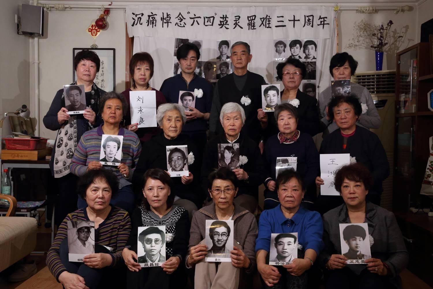 由六四天安門事件受難者家屬組成的「天安門母親」(圖),每年都會集體前往北京萬安公墓祭拜死者。(翻攝自天安門母親官網)