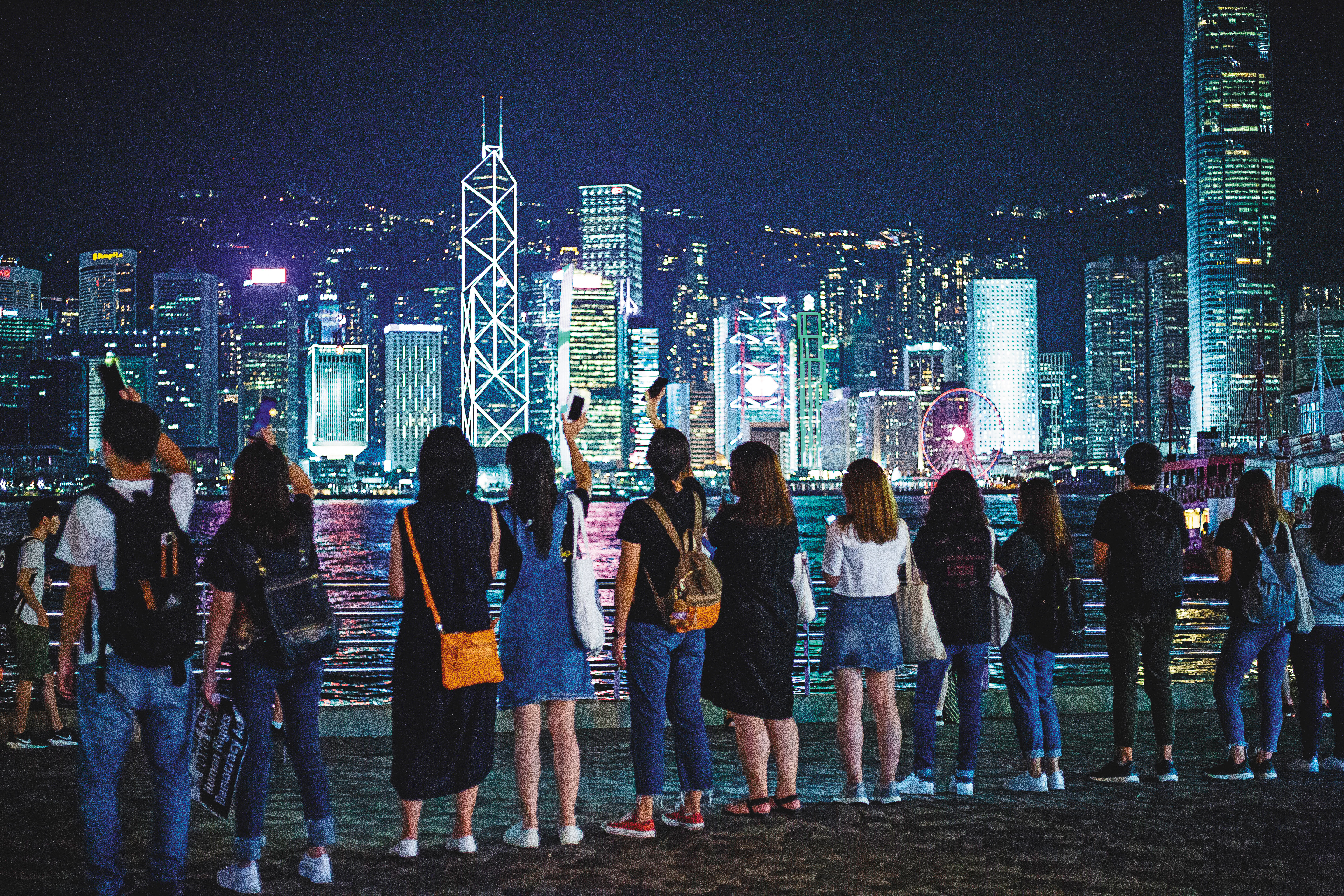 以香港為戰場的「金融脫鉤」已然開打，卻不會是瞬間毀滅性的狂殺。圖為香港維多利亞港夜景。