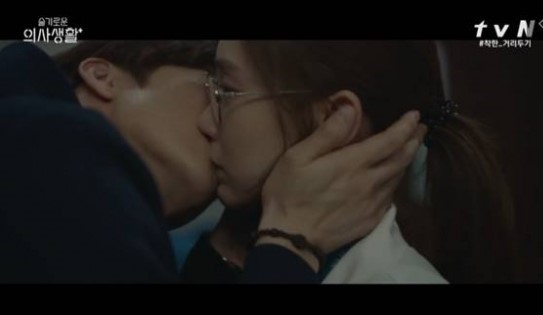 申賢彬（右）在《機智醫生生活》大結局終結單戀，與柳演錫上演甜蜜之吻。（翻攝tvN畫面）