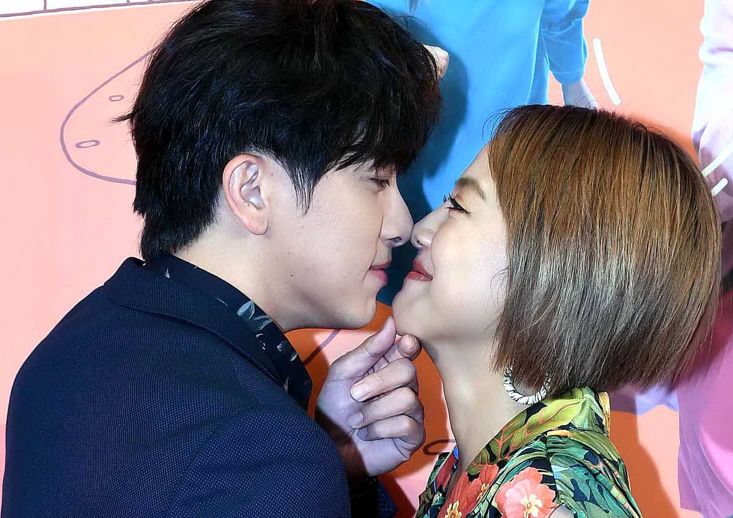 張允曦（右）演不出深情對望，坤達（左）笑說眼神會殺人。（華視提供）