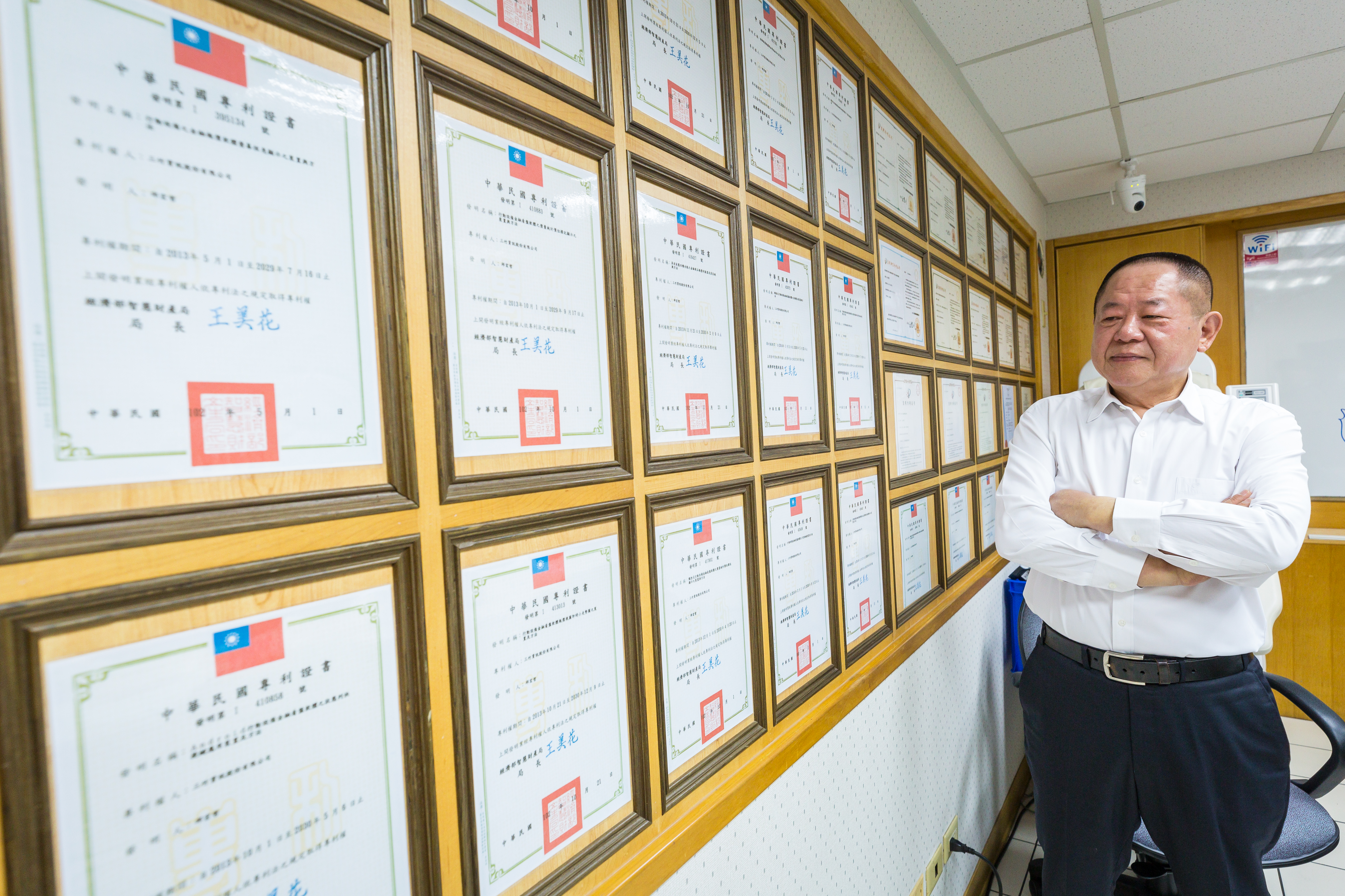 邱宏哲很早布局智慧財產與專利申請，多達205項的專利，建立高門檻，讓競爭對手難追上。