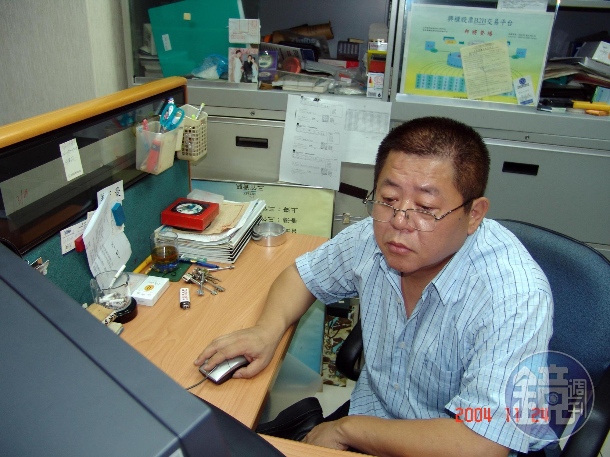 創業初,邱宏哲埋頭苦學電腦,經常一研究起來就到天亮,養成晝伏夜出作息。(竹資訊提供)