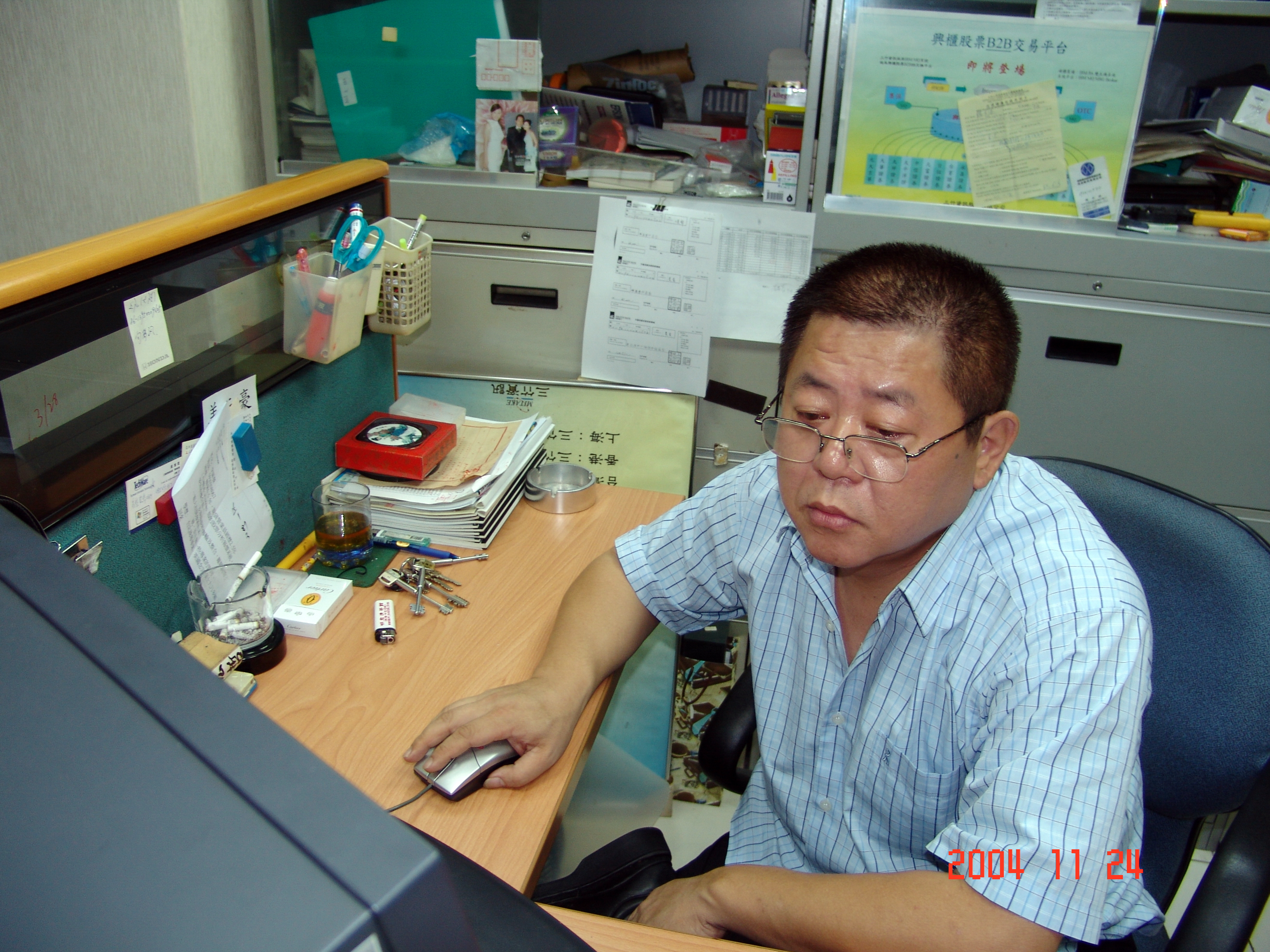 創業初，邱宏哲埋頭苦學電腦，經常一研究起來就到天亮，養成晝伏夜出作息。（竹資訊提供）