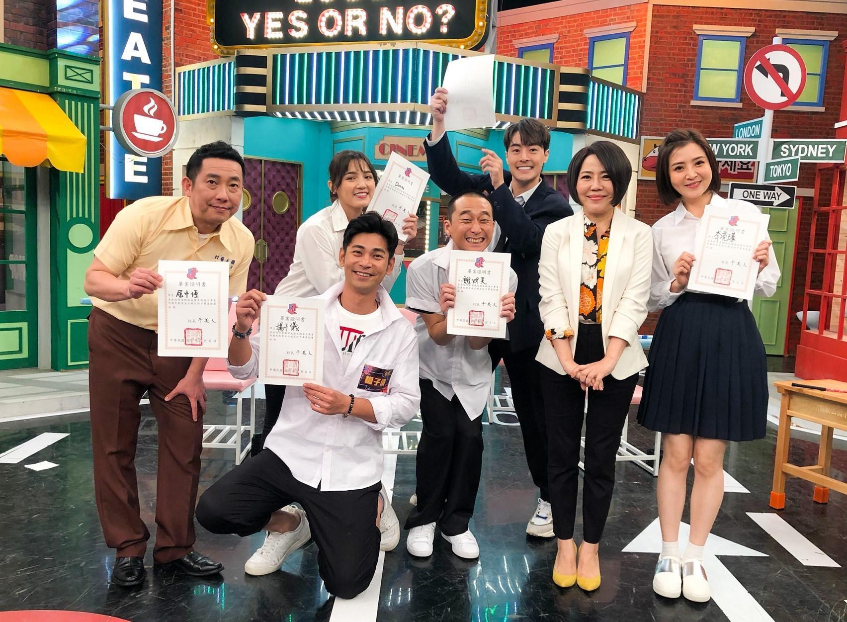 （左起）屈中恆、Dora、楊子儀、浩子、Wish、于美人、李亮瑾大聊高中趣事。 （衛視中文台提供）