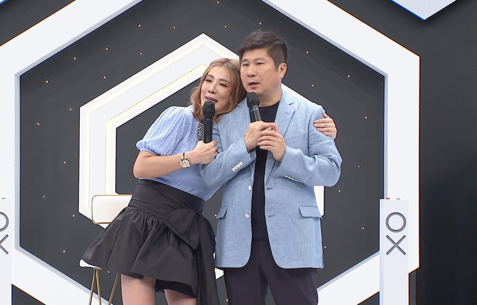 小禎想買最熱門的日系遊戲主機，因疫情漲價不捨出手，最後老爸胡瓜霸氣「通通買」。（中天提供）