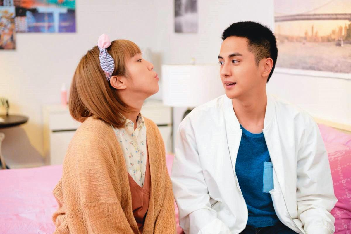 曾子余(右)從綜藝咖轉型演員,在《女兵日記》中演出。左為梁舒涵。(中視提供)