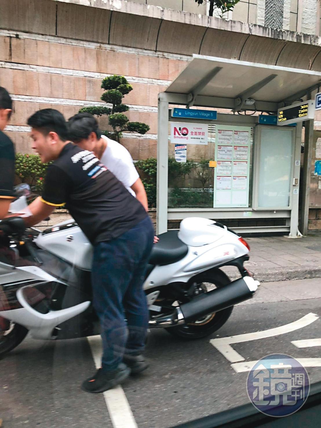 曾子余牽新車,黃鐙輝幫忙帶到台北南港試車,被讀者直擊。(讀者提供)