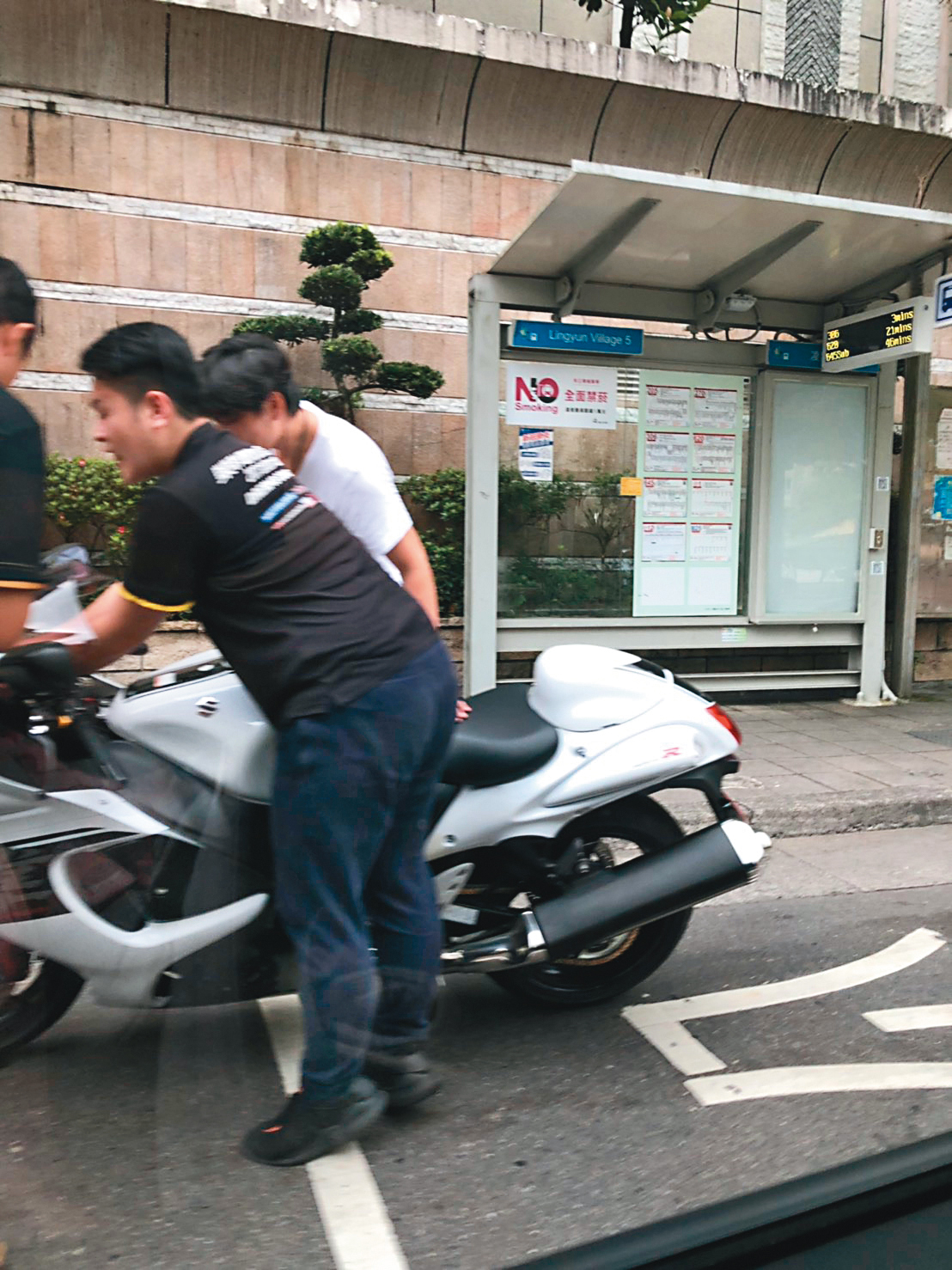 曾子余牽新車，黃鐙輝幫忙帶到台北南港試車，被讀者直擊。（讀者提供）