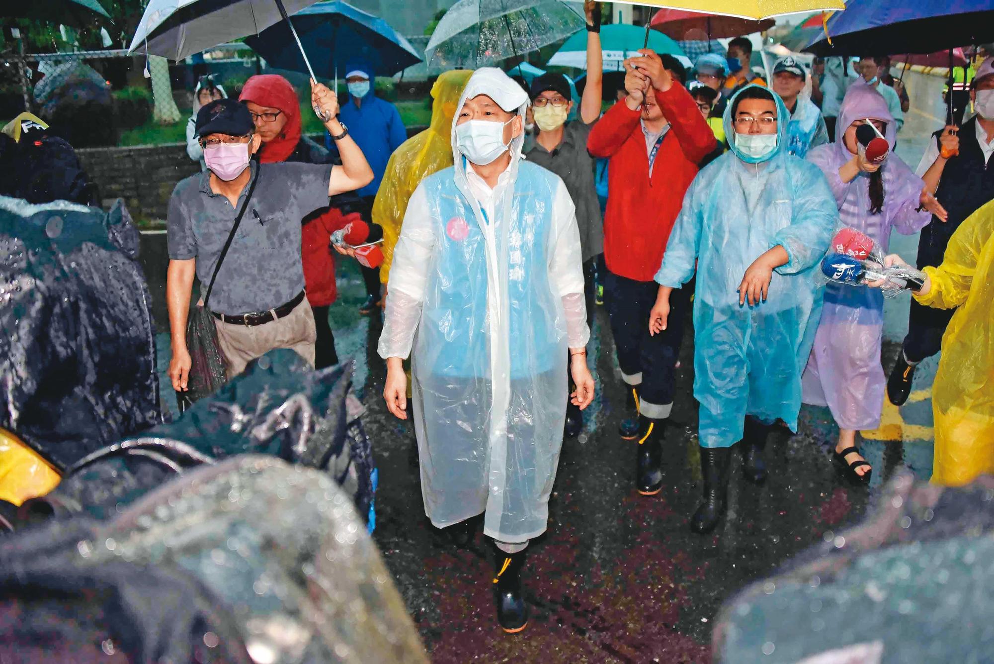 罷韓投票倒數,韓國瑜持續低調拚市政,南台灣從520後的雨勢,讓韓意外獲得檢驗治水績效的舞台。(高雄市政府提供)