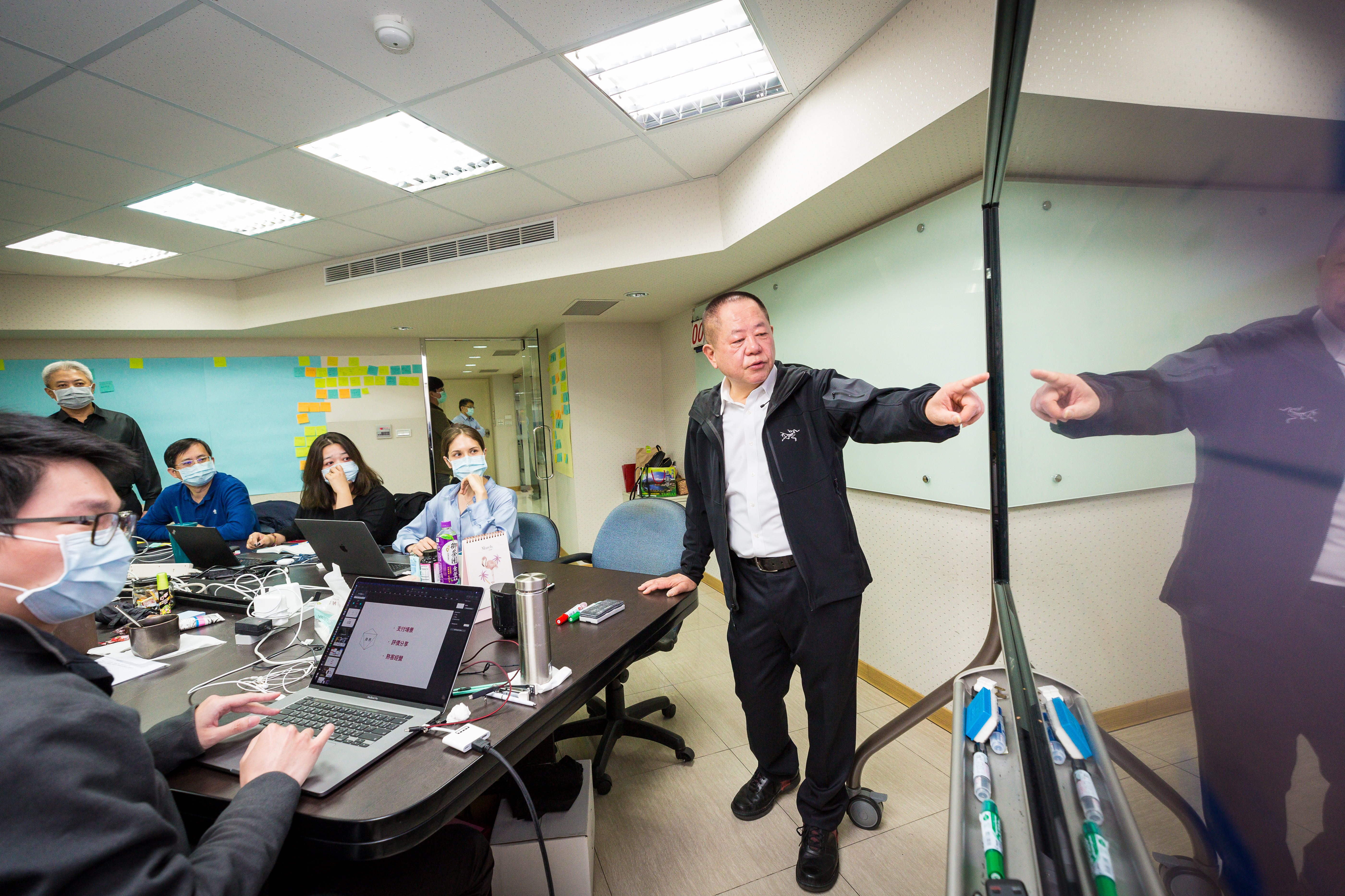 雖然包括看行動看盤、語音下單、簡訊等邱宏哲都已做到第一，但他認為能做的還很多、離巔峰還很遠。他正與雲端事業部開會，掌握進度。