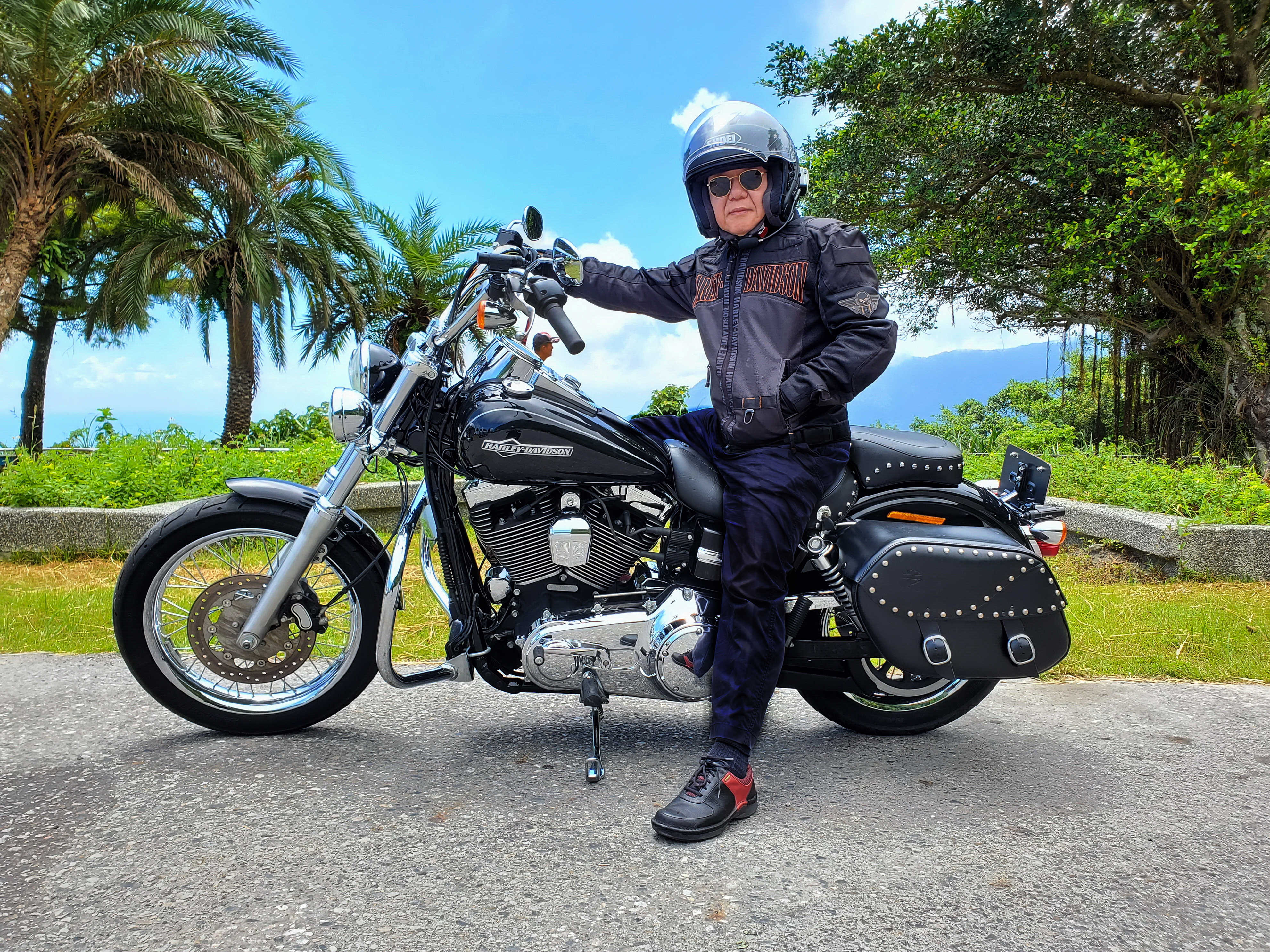 邱宏哲喜歡騎重機，但也坦言公司上櫃後，他比較少騎了。（邱宏哲提供）