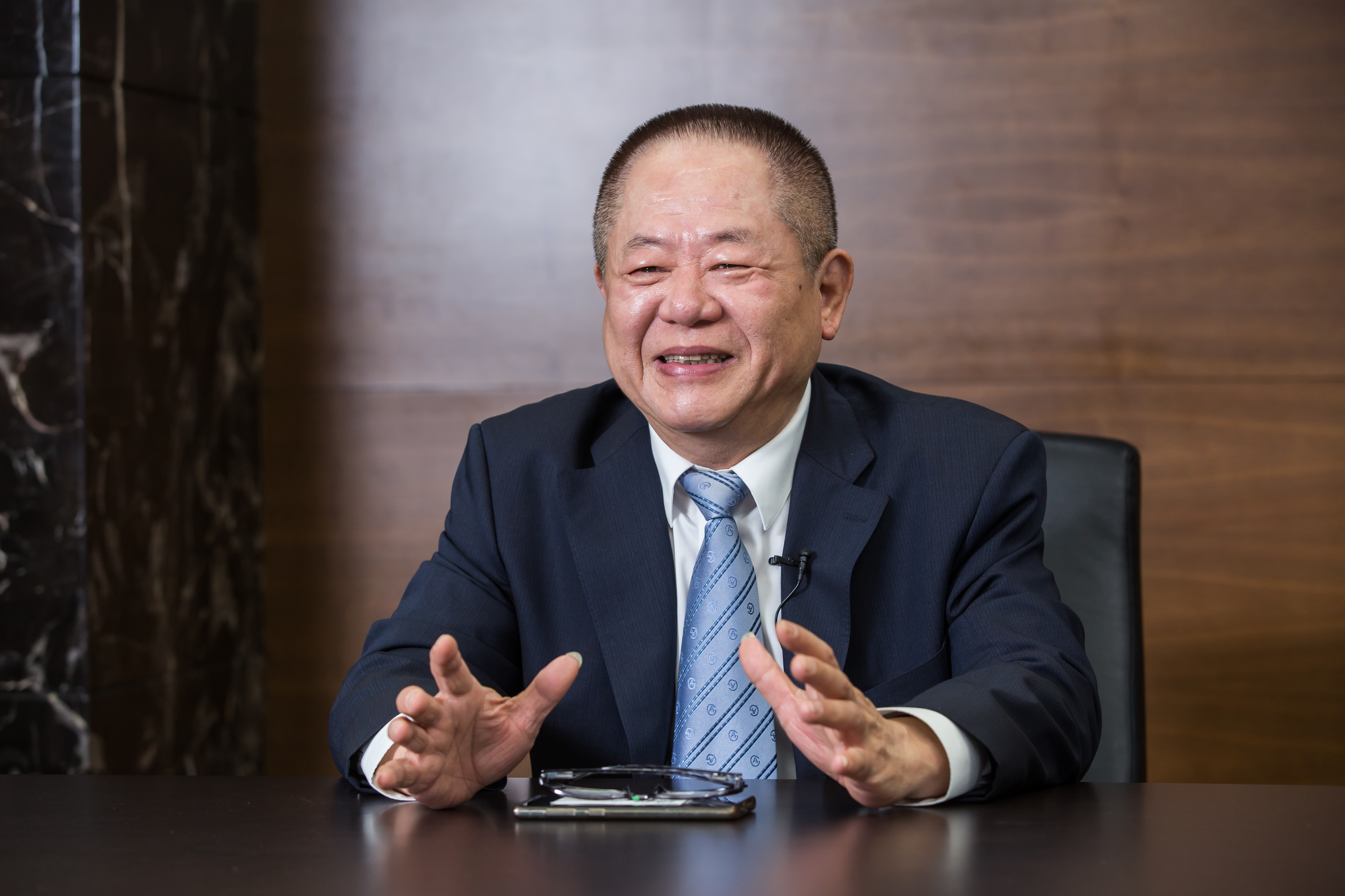 三竹資訊董事長邱宏哲，曾是台灣最大黃金外匯批發商，很多名人都找他換過錢。