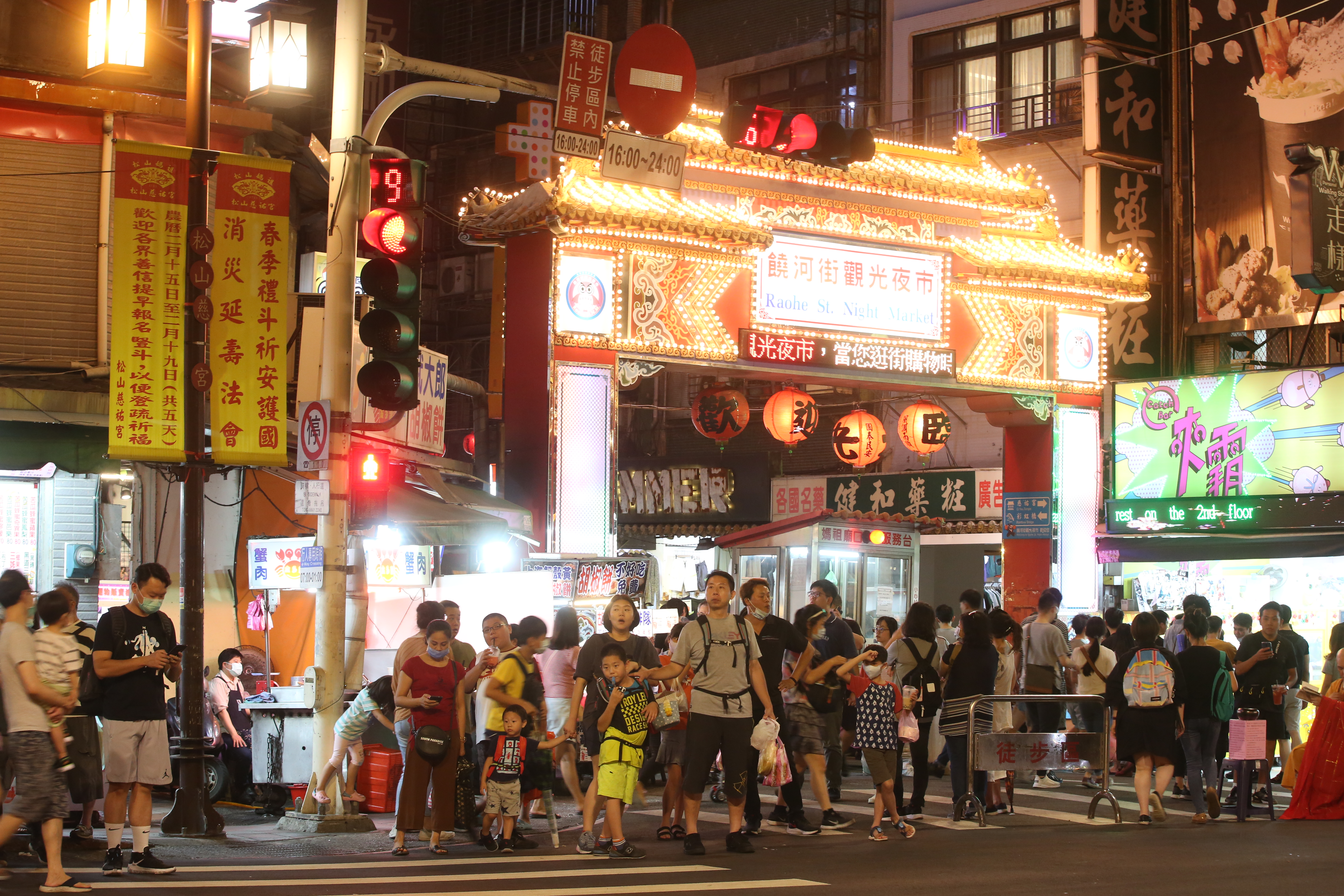 振興券7月15日上路使用期限至今年底，使用範圍則限制在傳統市場、夜市、商圈等。（本刊資料照）