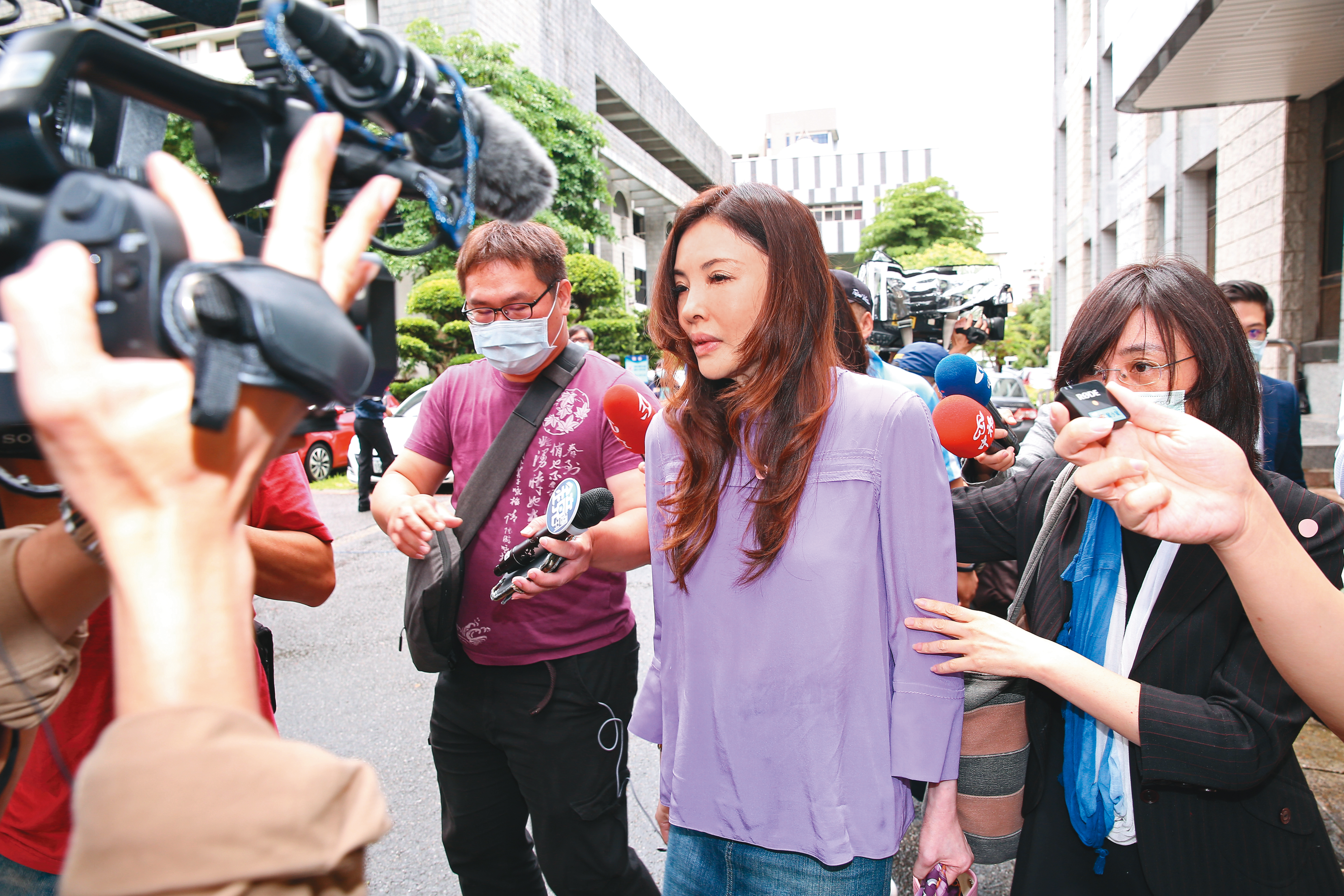 何如芸數度開庭已經虛弱到有如遊魂，加上持續演藝工作，導致整個人看來魂不守舍。