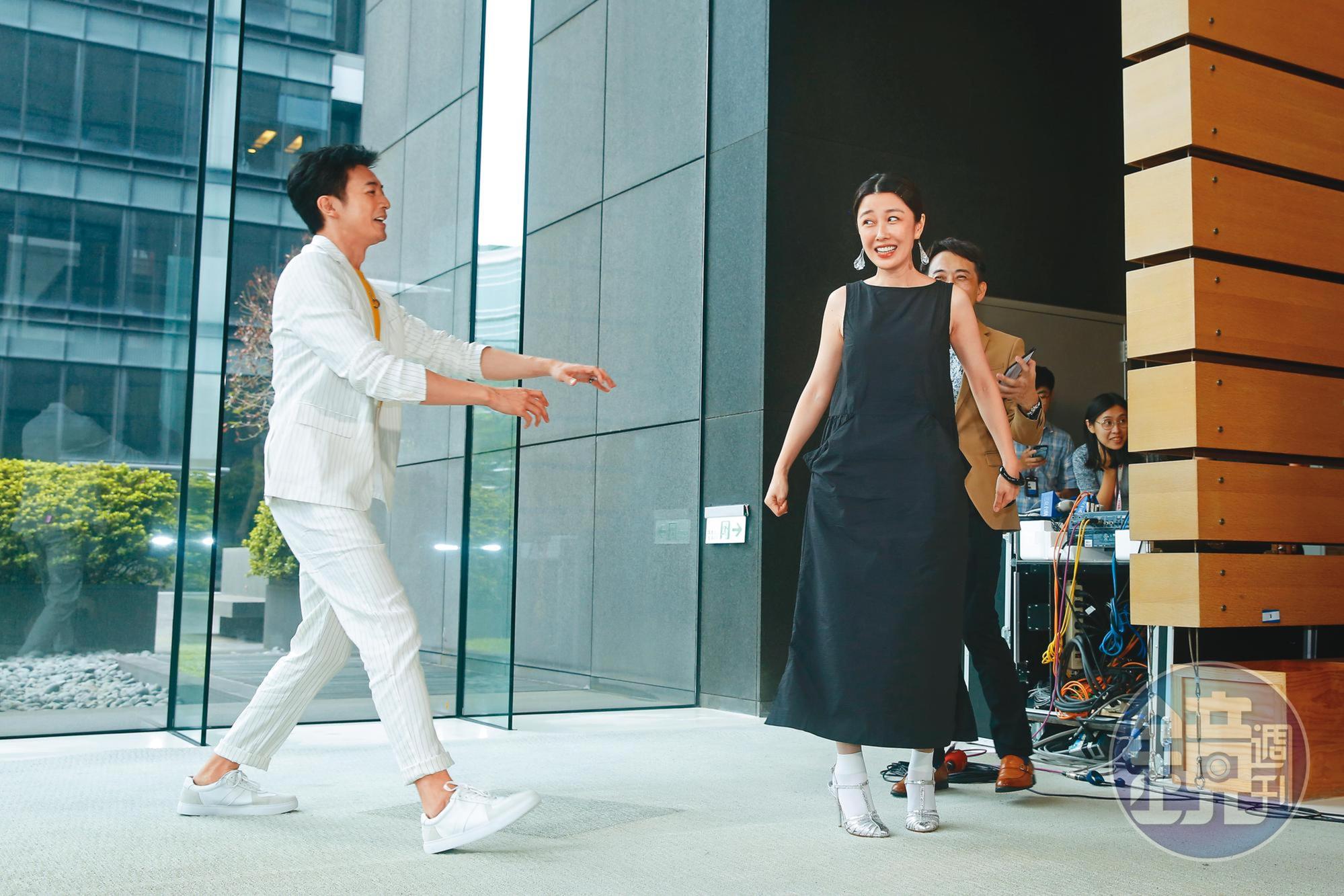 李維維（右）一出場，就對田家達（左）頗為冷淡；她自曝之前和田家達演哭戲，不用醞釀情緒就順利哭出來。