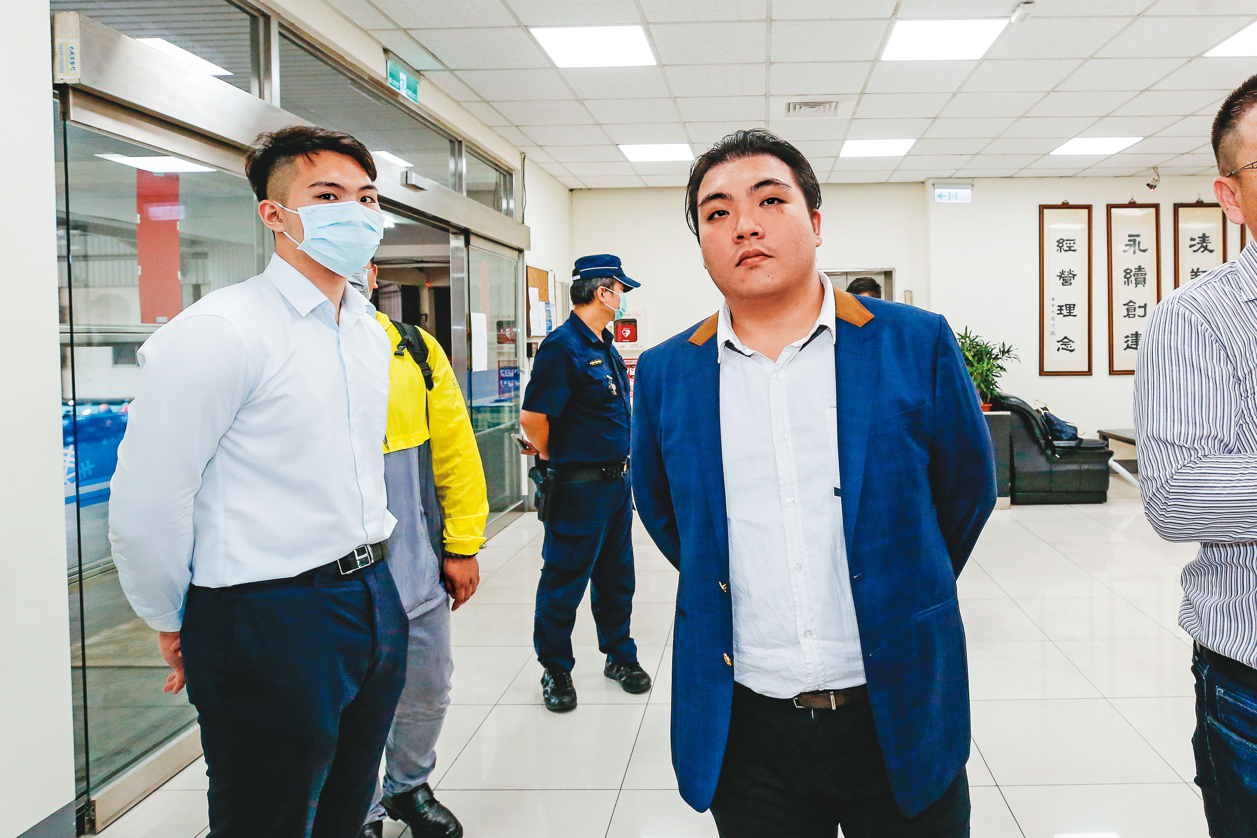 楊連發的姪兒楊育偉（右），現在成裕國董座。