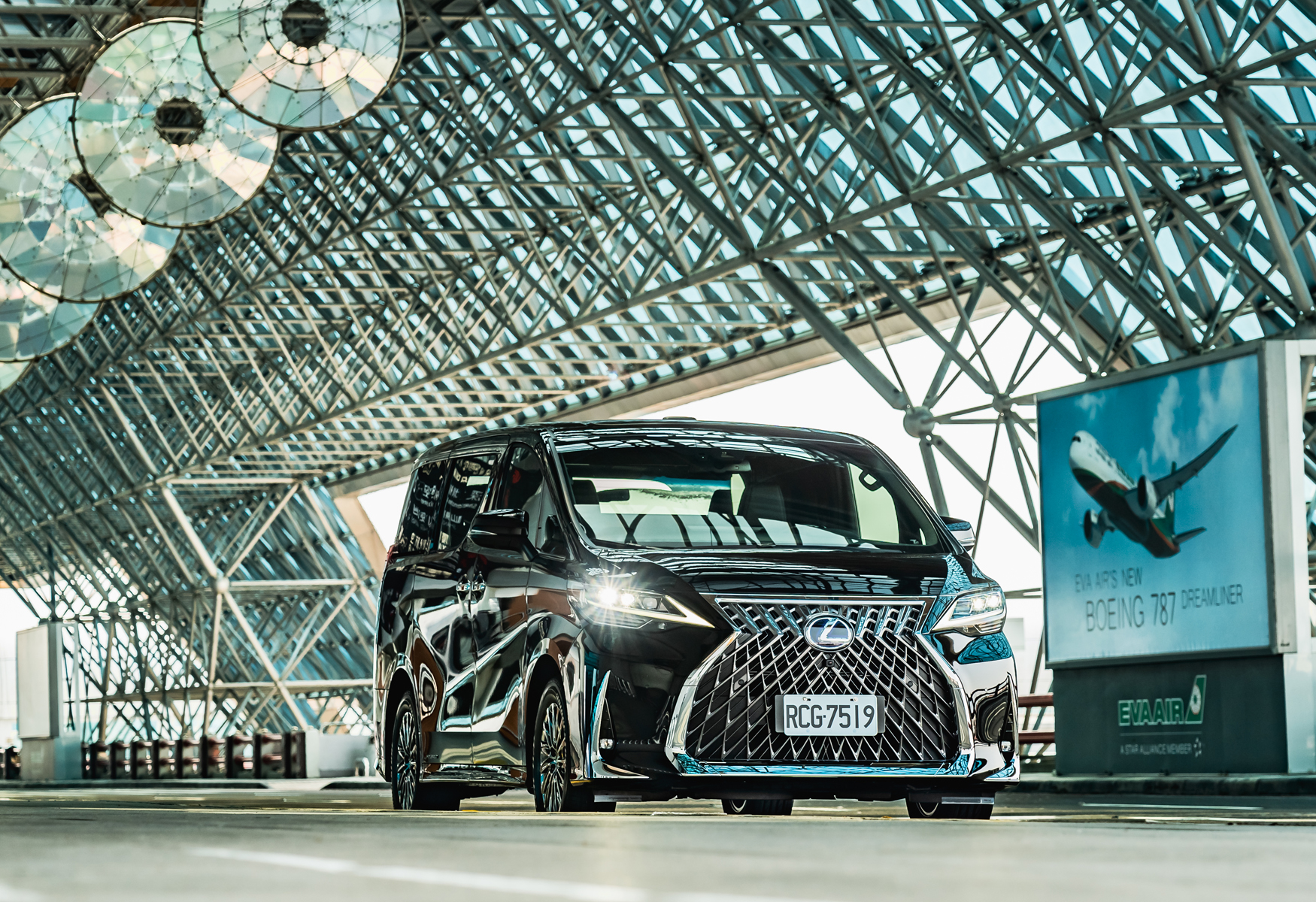 【鏡試駕】陸行頭等艙！LEXUS LM 300h四人座