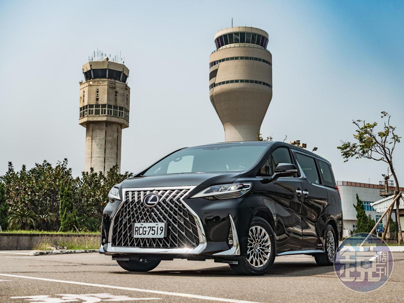 初見LEXUS LM,外型上雖然與雙生車款TOYOTA Alphard有幾分神似,但仔細一看確是大相逕庭! LEXUS種種獨到的外型設計皆於LM上完美體現,細節上的雕琢也符合日本職人工藝的細膩內斂。