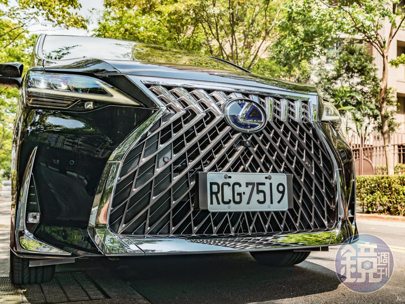 LM車頭擁有LEXUS歷年來最大的Logo及紡錘型水箱護罩。