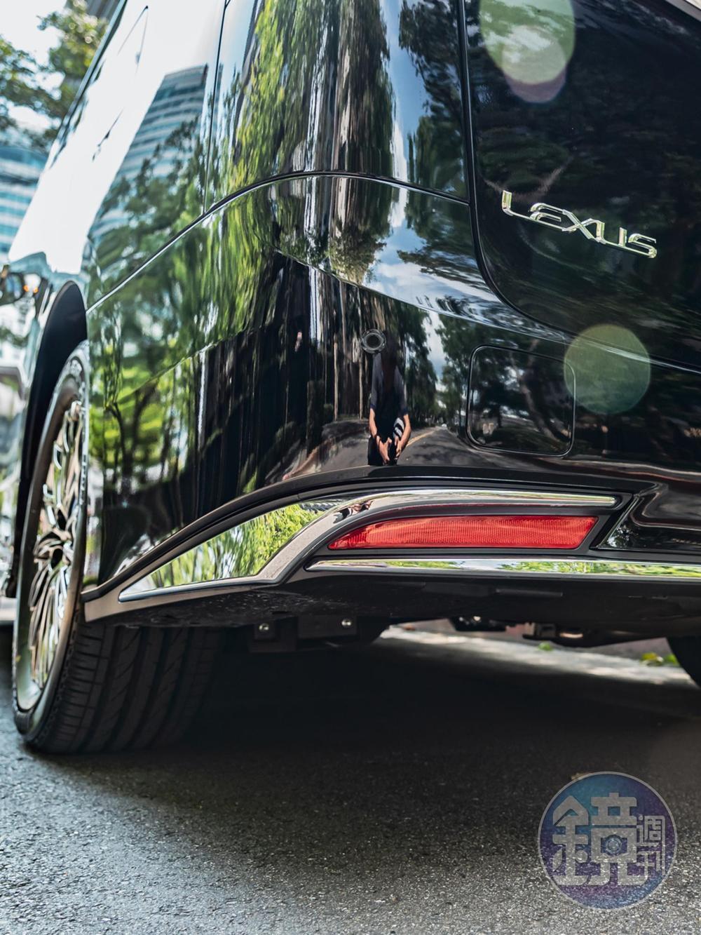 車尾下緣向左右沿伸的鍍鉻飾條,呼應前視造型。