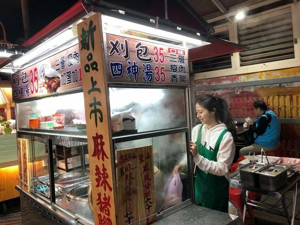 超正刈包妹在夜市擺攤,意外爆紅。(翻攝自臉書)