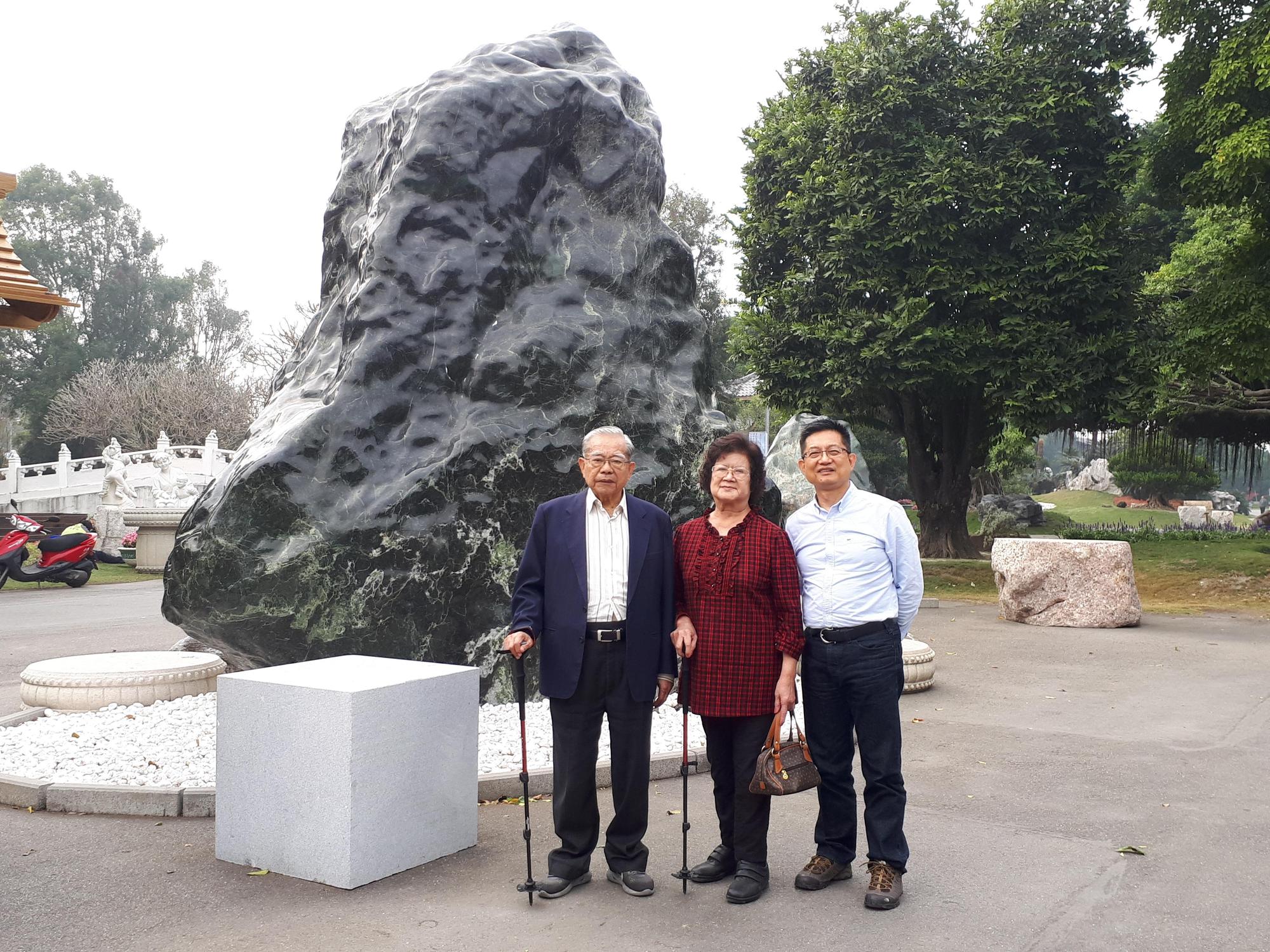 楊連發從小被視為接班人,跟在父親身邊工作近40年。(楊連發提供)