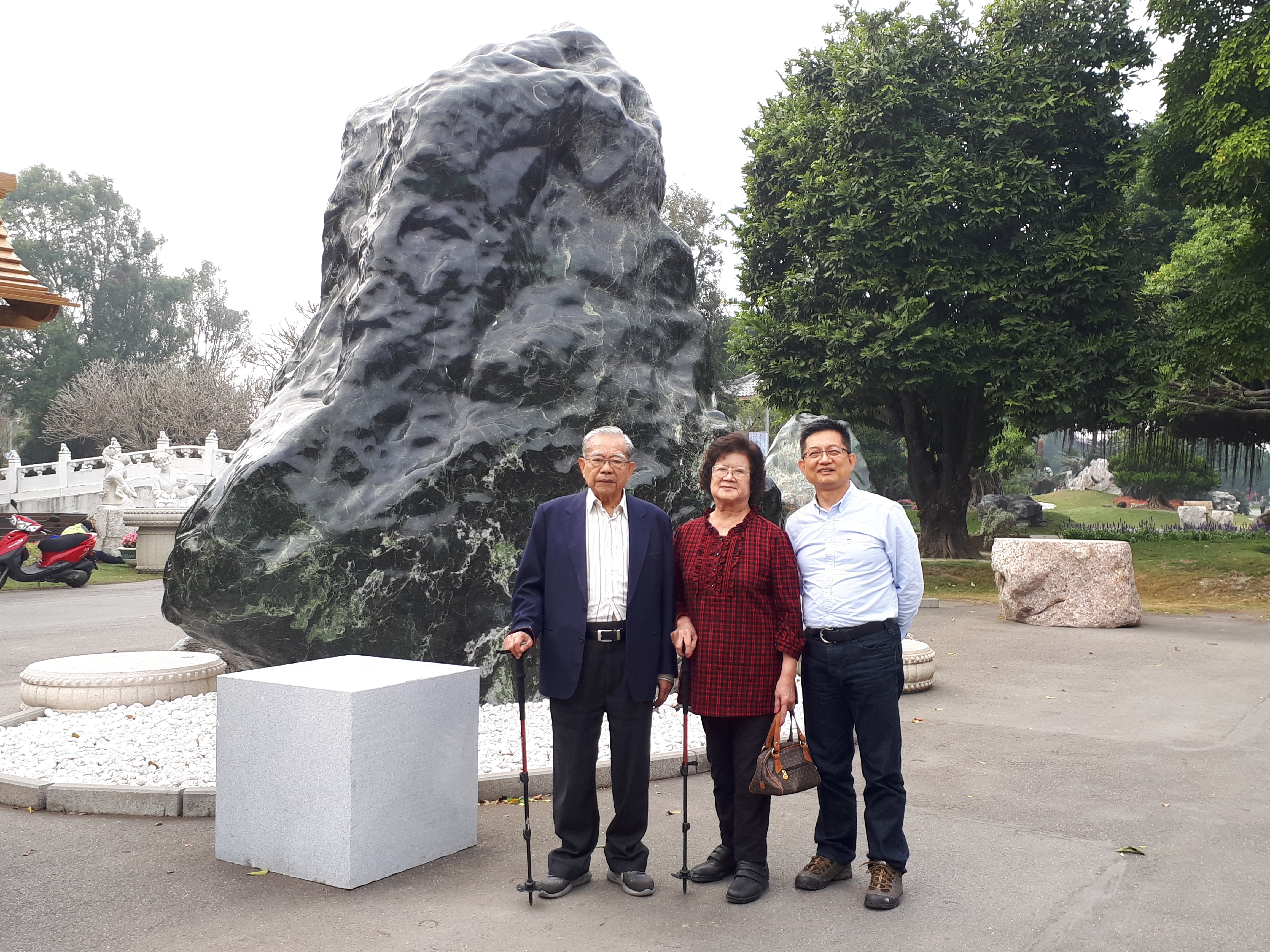 楊連發從小被視為接班人，跟在父親身邊工作近40年。（楊連發提供）