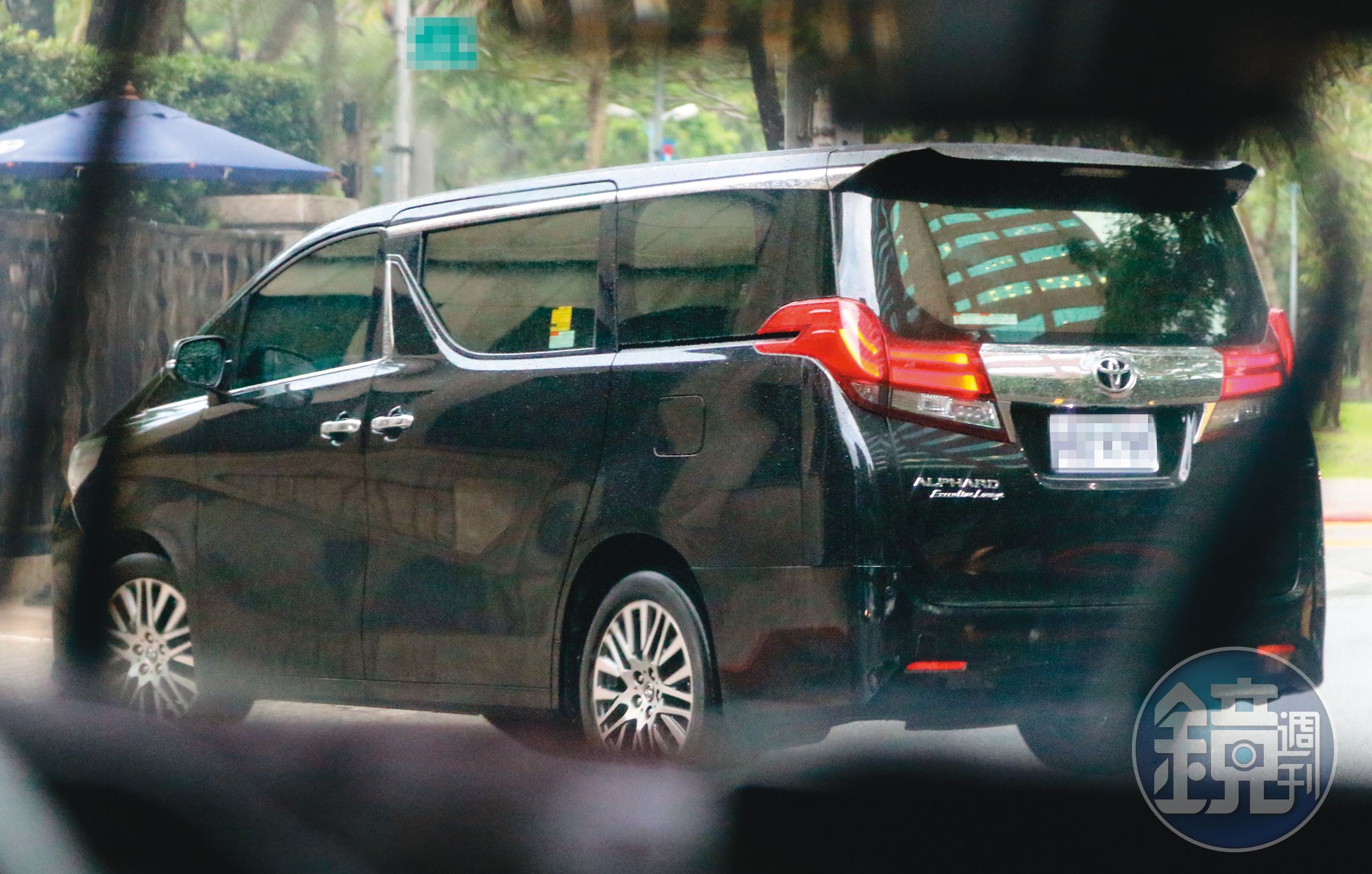 5月29日17：47　哈林送老婆小孩上車後，自行往忠孝東路方向步行離去，張嘉欣則與孩子們直接回家。