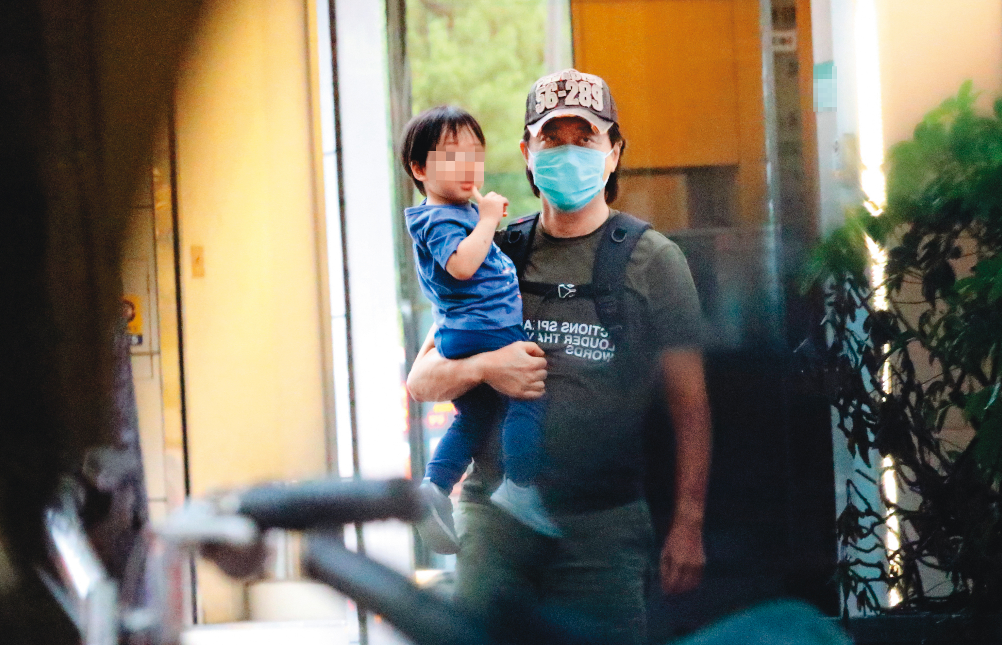 5月29日17：30　哈林帶兒子到兒童科學體適能、水適能做運動之後，又抱著兒子上車回家。