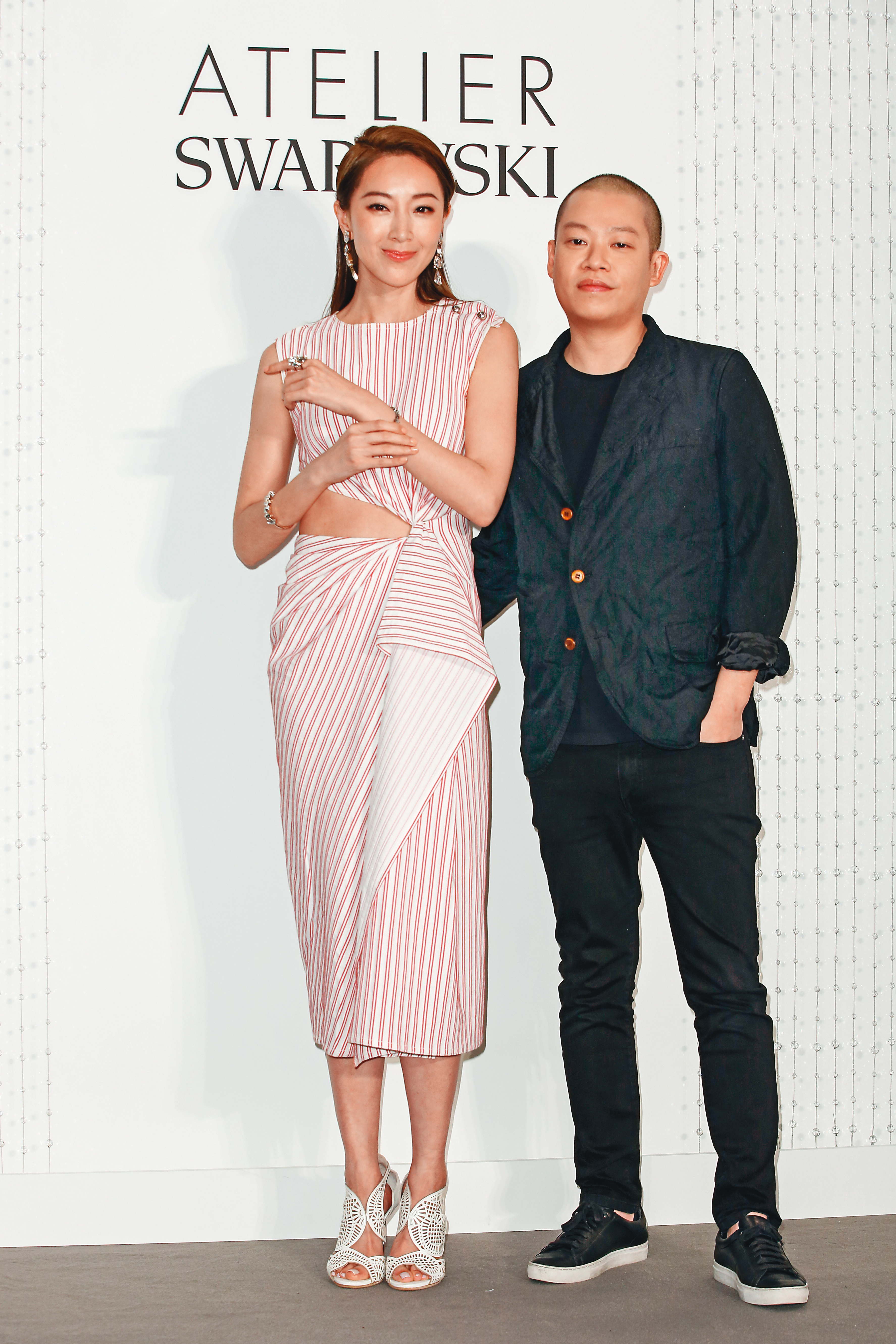 知名設計師吳季剛（右）是帕森斯設計學院的校友，他身旁的是女星隋棠。