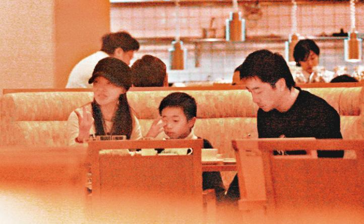 伊能靜（左）、哈林（右）之前與小哈利3人看似幸福的用餐畫面，可惜兩人婚姻最終宣告失敗。（東方IC）