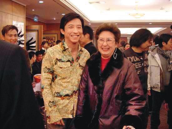 據傳名門的庾家相當保守,哈林(左)的媽媽張正芬(右)更是傳統,導致無法接受小哈利的女裝嗜好。(翻攝自新浪網)
