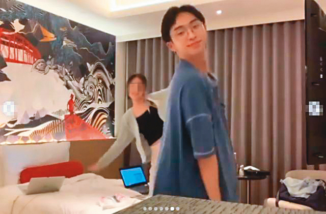個性活潑奔放的小哈利,跟女孩們玩起來十分融入,顯得天真爛漫。(翻攝自IG)