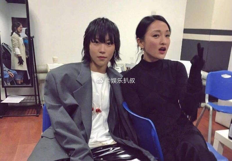 竇靖童（左）「被出櫃」過，被經紀人否認，右為周迅。（翻攝微博）