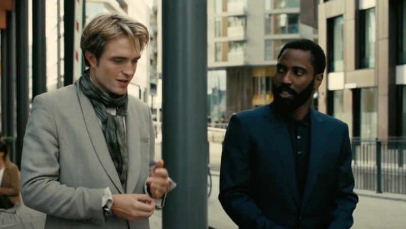 羅伯派汀森（左）與約翰大衛華盛頓拍了《天能》，但顯然只有約翰大衛知道故事在講什麼。（翻攝自華納兄弟官方YouTube）