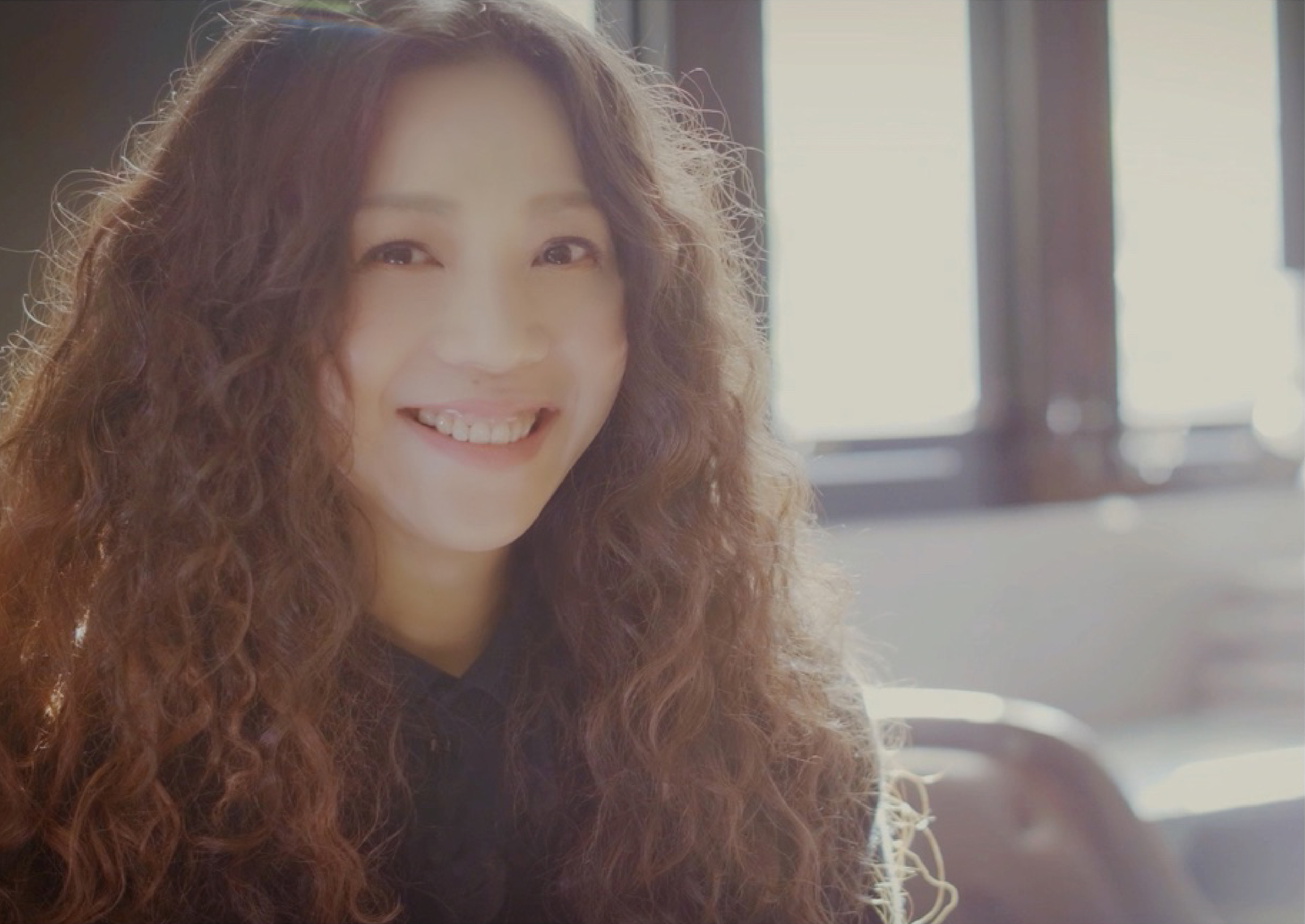 萬芳幾經思考,與團隊反覆開會討論,決定約歌迷們於6月13日晚上8點30半在線上直播相見。(何樂音樂提供)