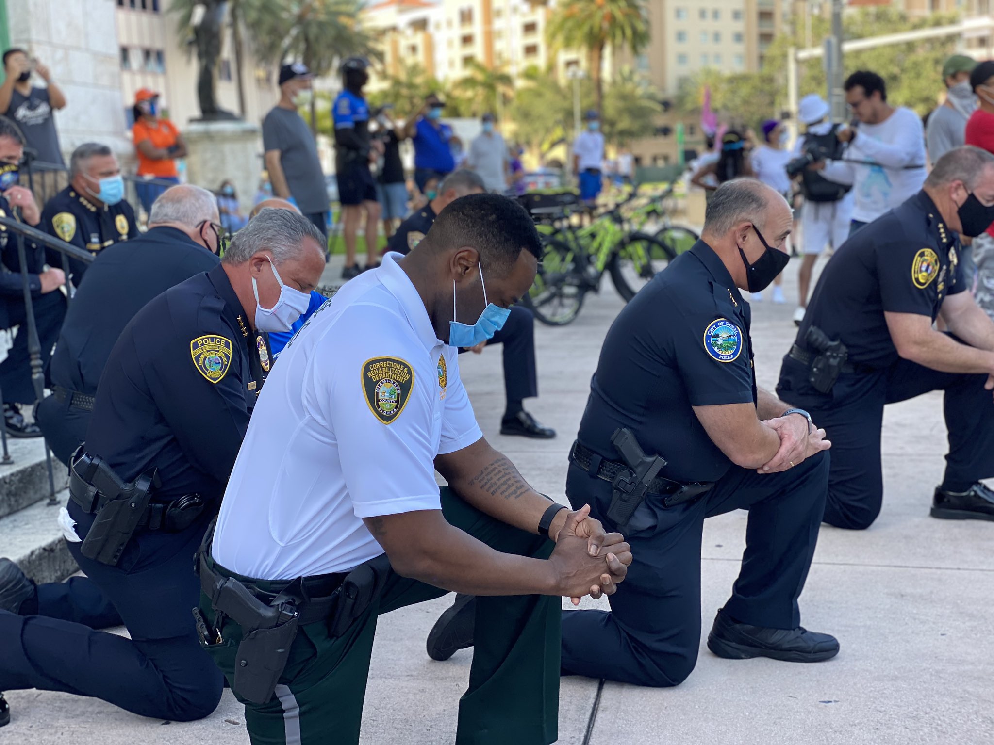  對於美國近日的種族衝突抗爭活動，有警察以單膝下跪的方式表示聲援。（翻攝自推特@RRamosWPLG）