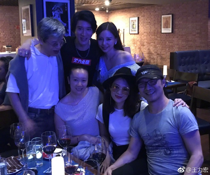 王力宏與章子怡私交甚篤，王力宏過41歲生日時，生日趴還邀了章子怡及汪峰。（翻攝自王力宏微博）