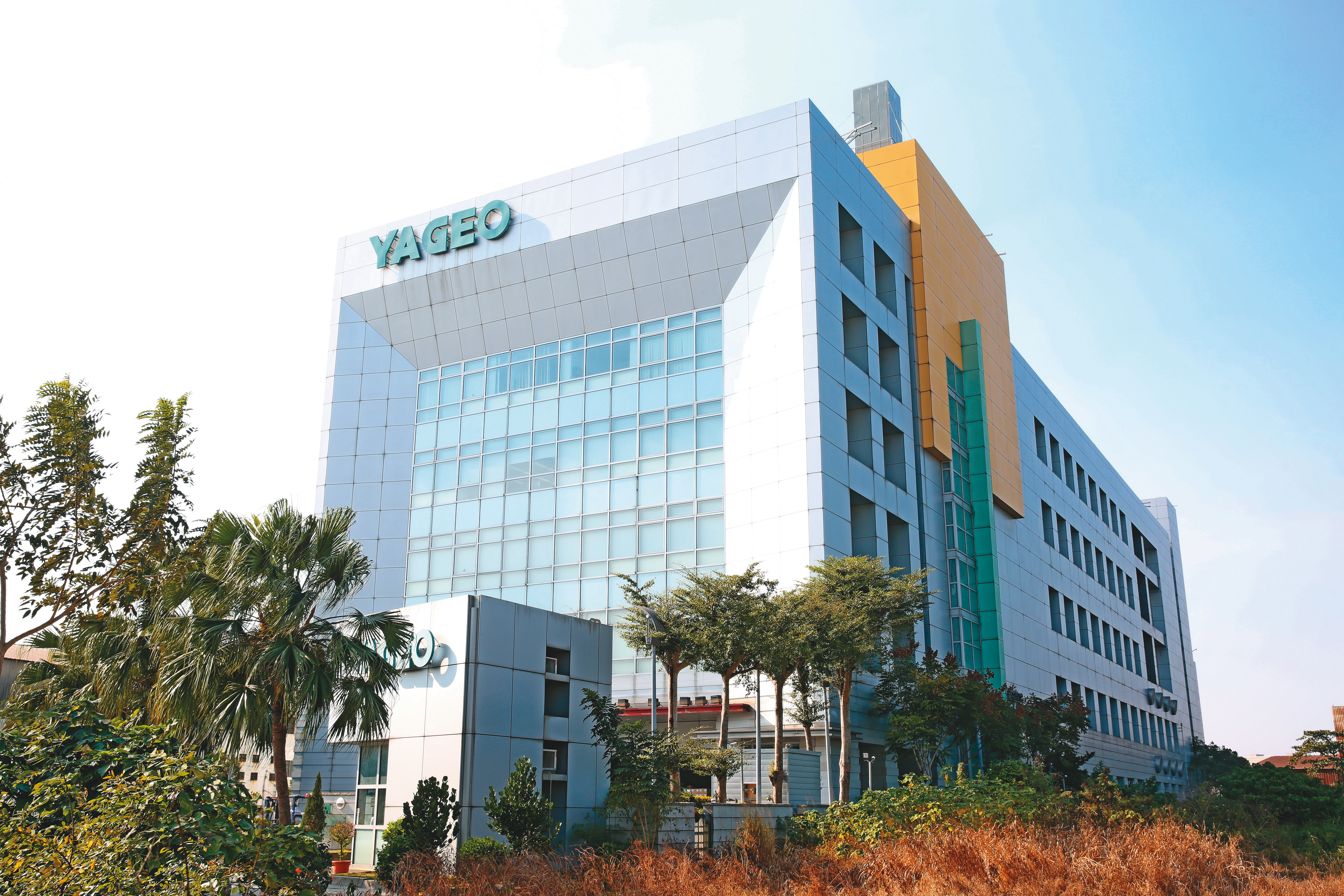 葉義英大搞不倫戀，雖國巨公司已在他試用期滿後不再續聘，但葉的經歷掛著國巨人資長。