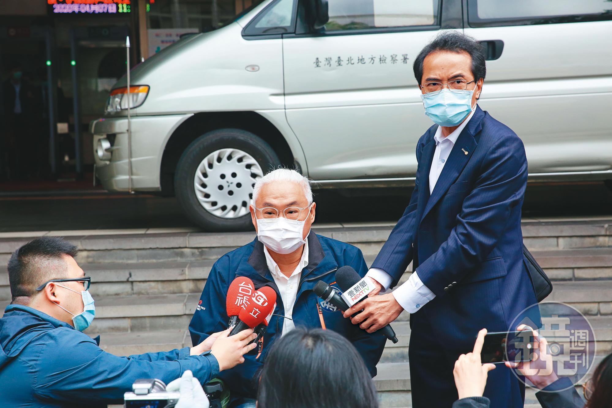 張進豐(右)過去辦案經驗豐富,可說是仕途順遂,轉任律師也依舊活耀法界,時常接受名人委任,先前就曾擔任廣告名人范可欽(中)的辯護律師。