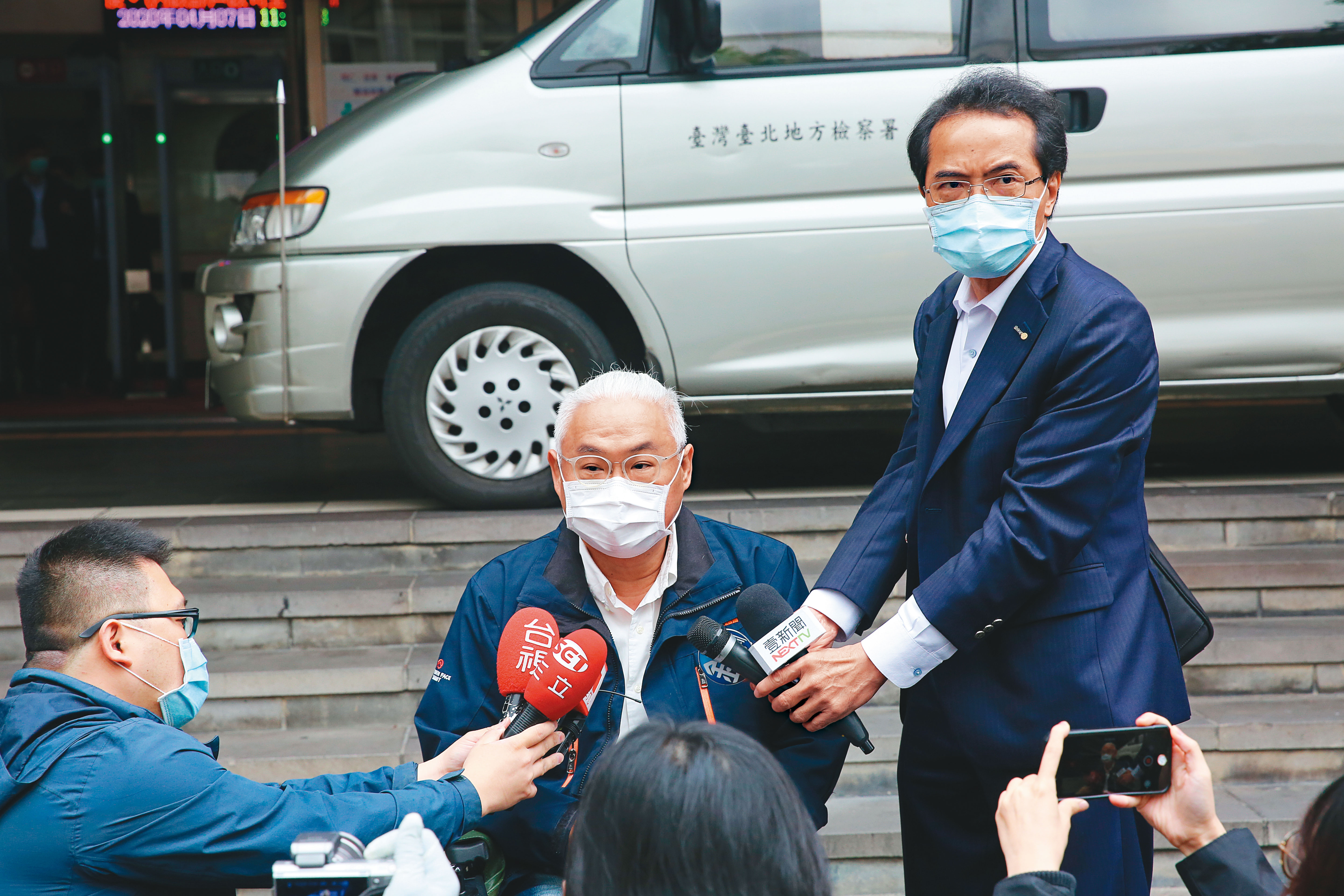 張進豐（右）過去辦案經驗豐富，可說是仕途順遂，轉任律師也依舊活耀法界，時常接受名人委任，先前就曾擔任廣告名人范可欽（中）的辯護律師。