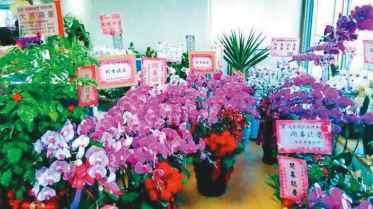 張進豐(左)卸下檢察官公職後轉任律師,事務所開幕時有不少政商名流到場,時任檢察總長顏大和(右)也出席祝賀。(翻攝張進豐律師事務所臉書)