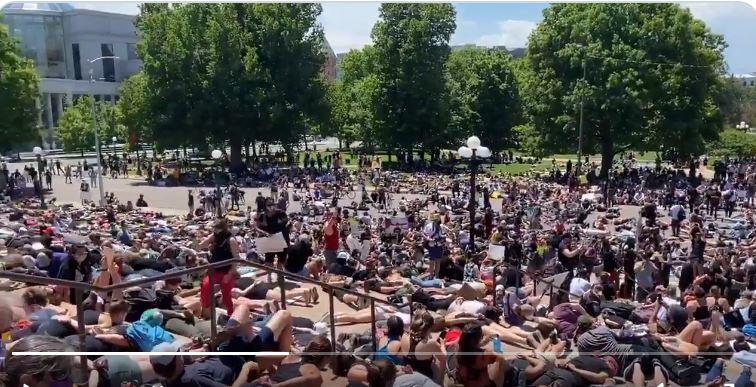 美國一些力挺香港反送中的右翼政治人物大力抨擊自家示威，圖為科羅拉多州大批民眾和平示威。（翻攝推特）