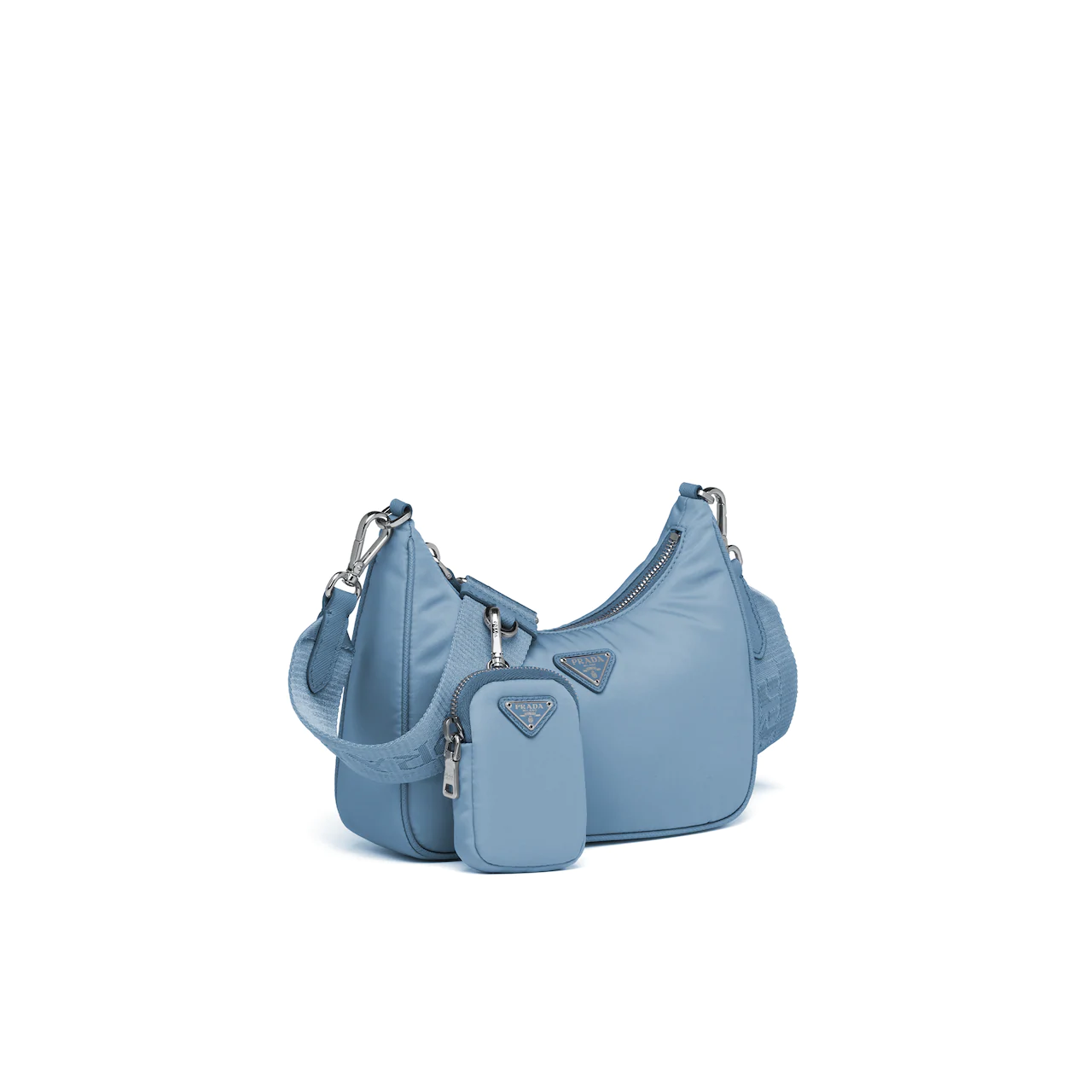 PRADA Re-edition系列藍色多功能肩背包 NT$38,000。(PRADA提供)